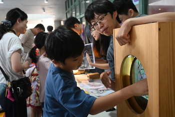 【94 校慶】成大理學大道科學博覽會登場 大小朋友化身理學士動腦齊心挑戰熊魔王