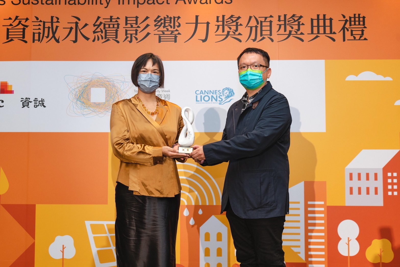 永續漁電奪銅獎,成大生物科技中心研究員兼循環經濟中心主任陳俊延(右)代表受獎