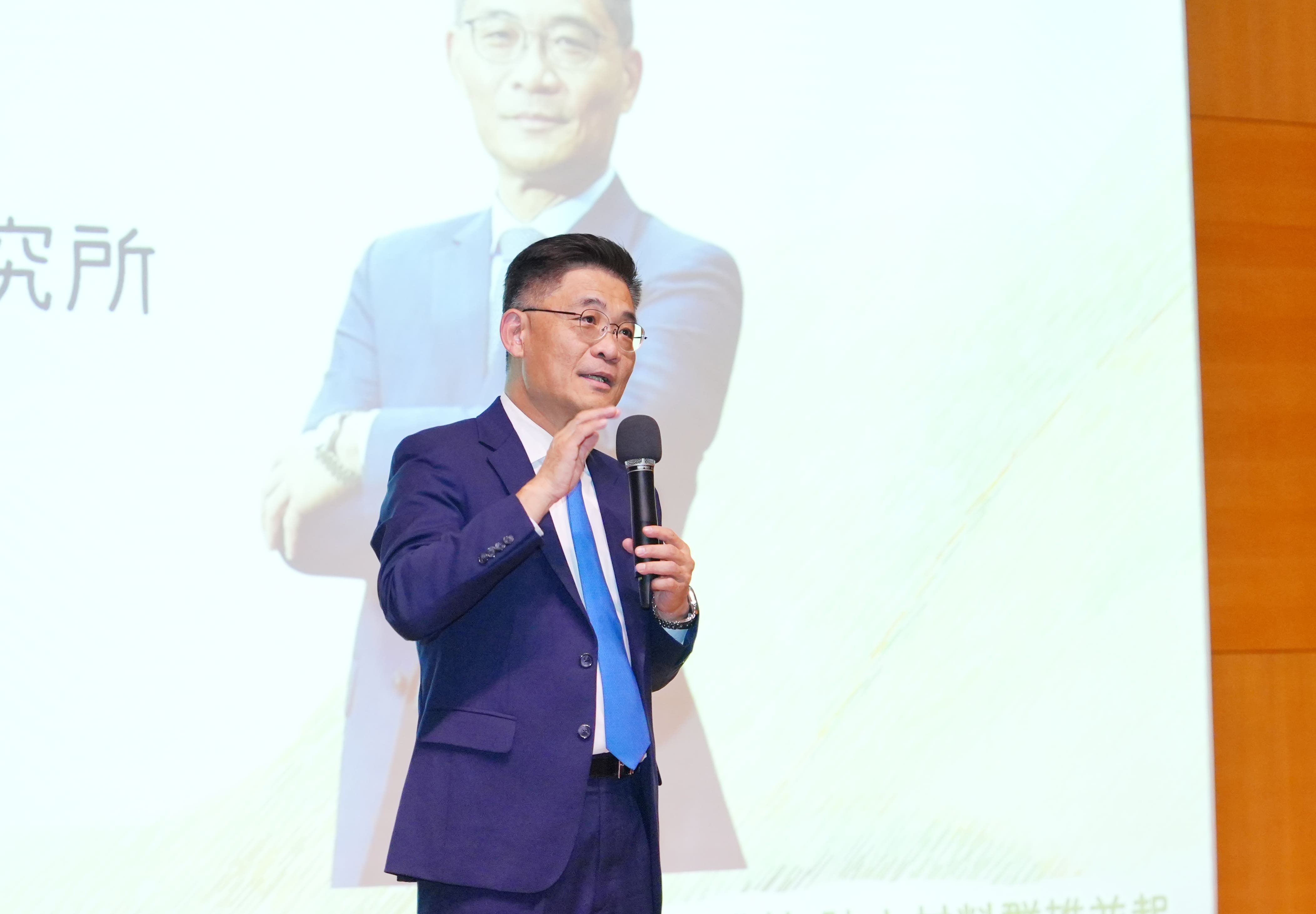 成大材料系友會會長楊偉文先帶領與會者透過影片回顧「成材產業論壇」10 年來的發展歷程與重要里程碑,他提及論壇創立的初心