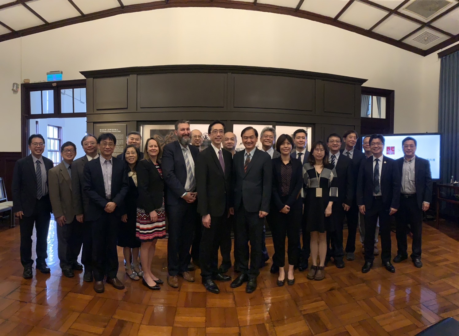 多倫多大學訪賓及與會的成大師長共同合影見證雙方合作