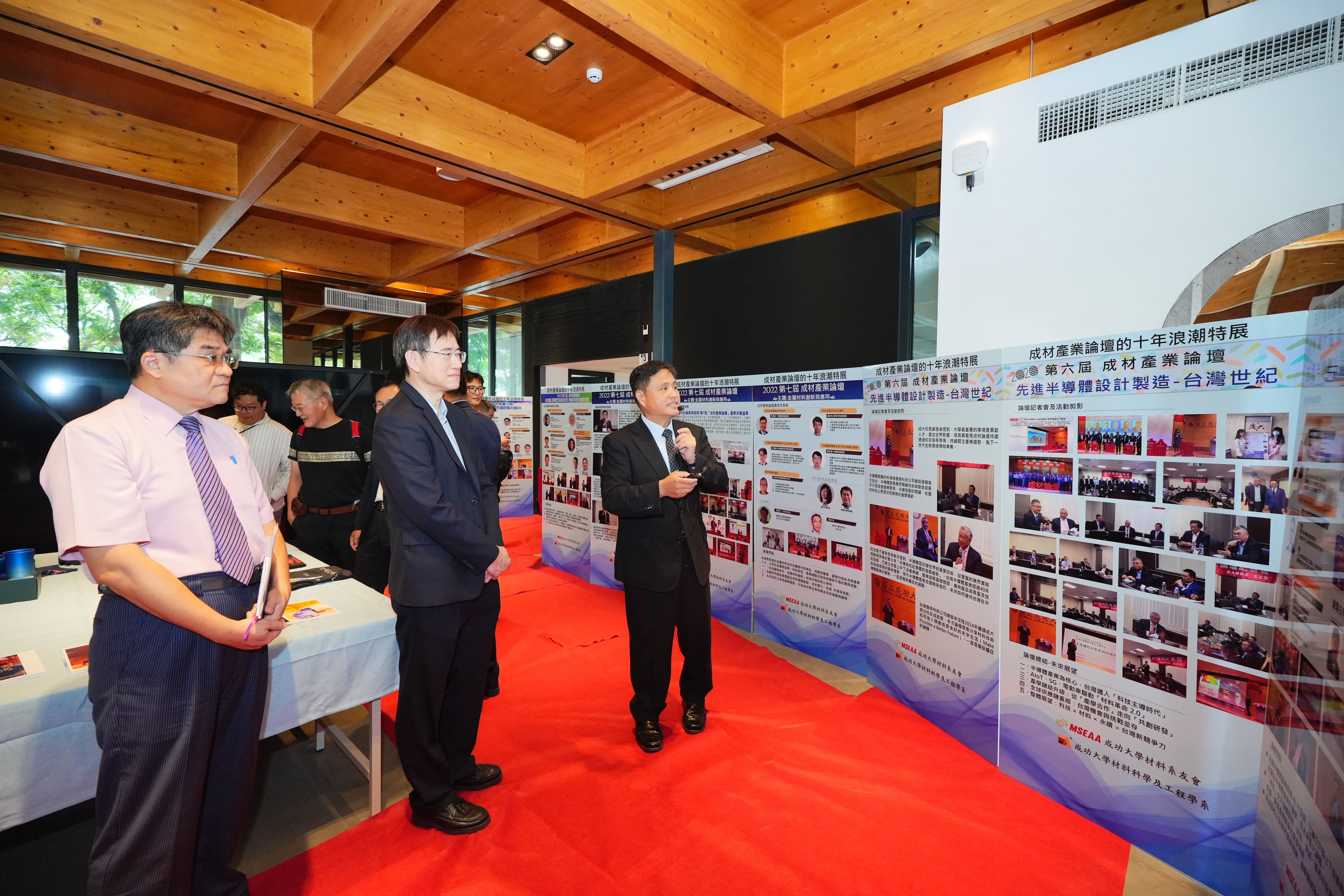 成大材料系友會會長楊偉文為「成材產業論壇的十年浪潮」活動進行導覽