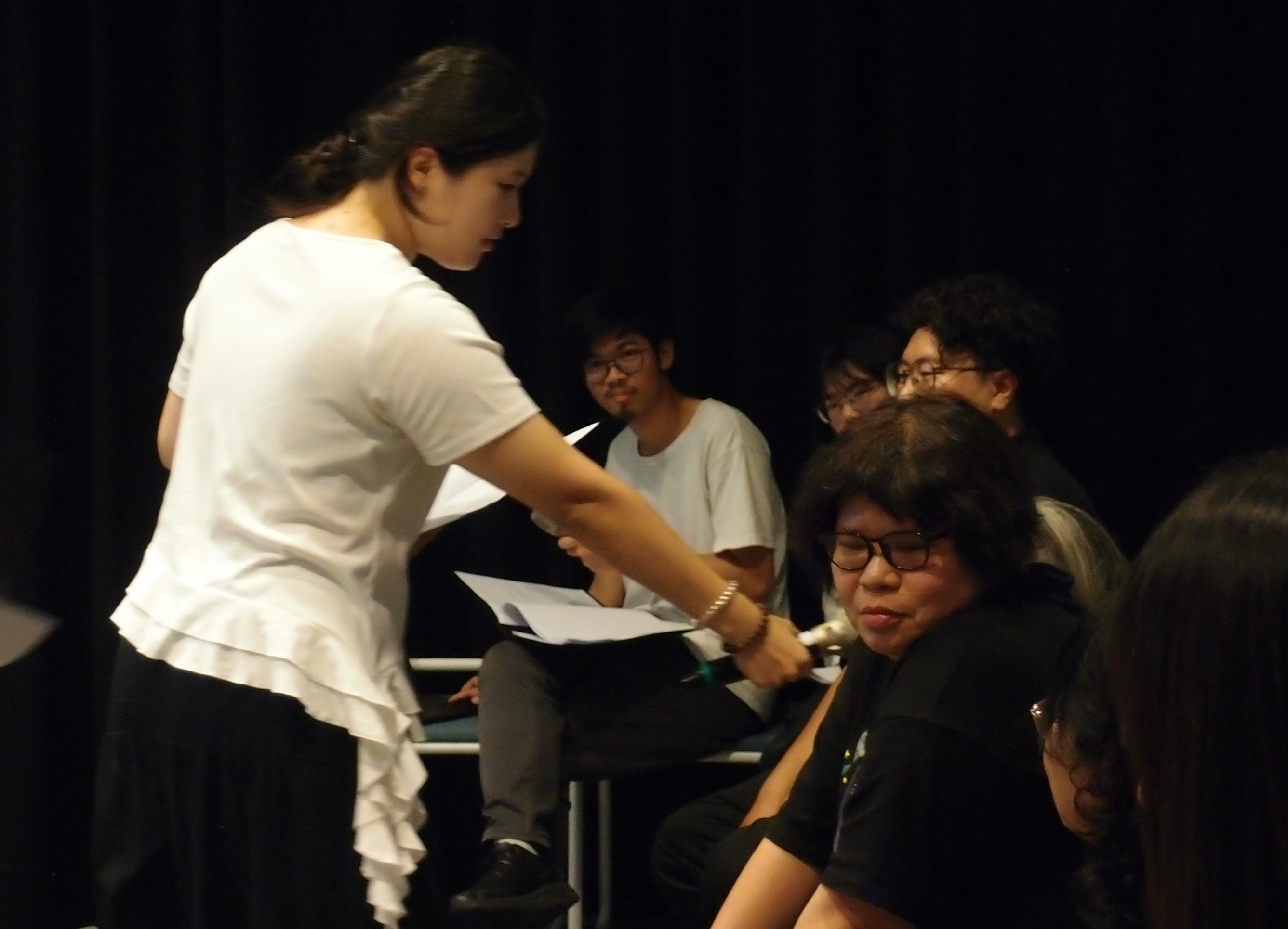 突破傳統讀劇形式，透過觀眾參與、互動問答、空間移動及沉浸式敘事等展演手法，使現場民眾不只是欣賞者，更成為演出的一部分