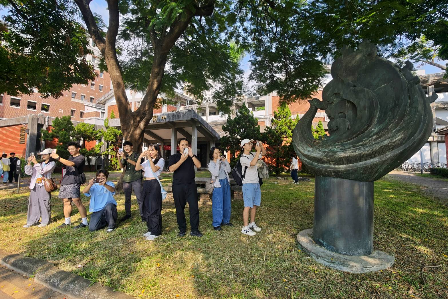 學生以成功大學校園為實地創作場域，將一整天所學的焦段、構圖、對焦、曝光與光影觀察真正帶進現場