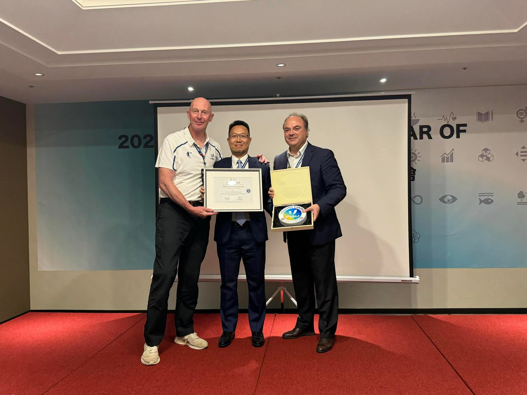 93779由左至右分別為Martin Doulton(FISU 執行委員會資深委員),中間體育室主任黃賢哲,右邊FISU副秘書長Fernando Parente