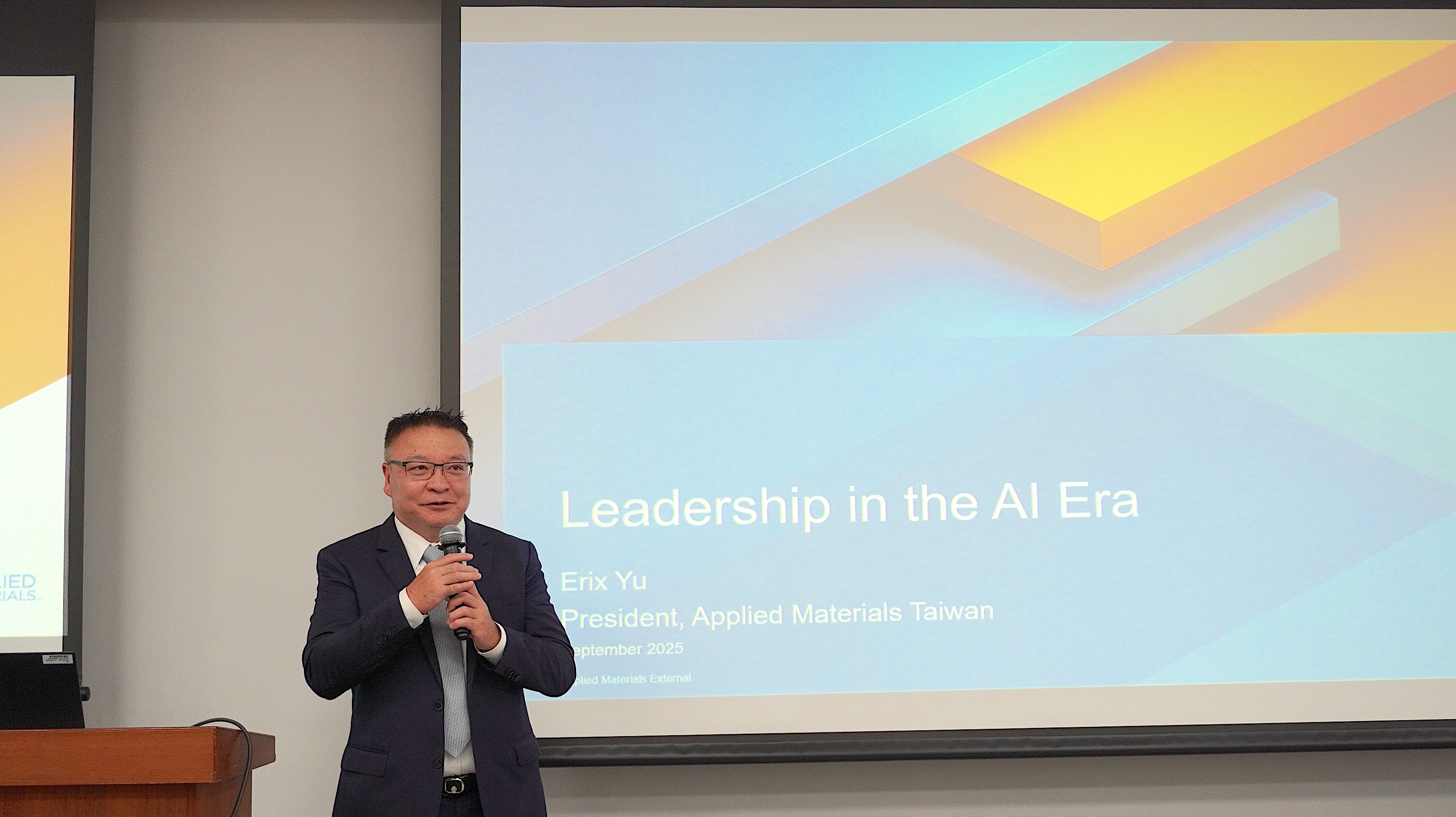 台灣應材總裁余定陸於課程模組「AI時代的新領導力」分享半導體產業的發展