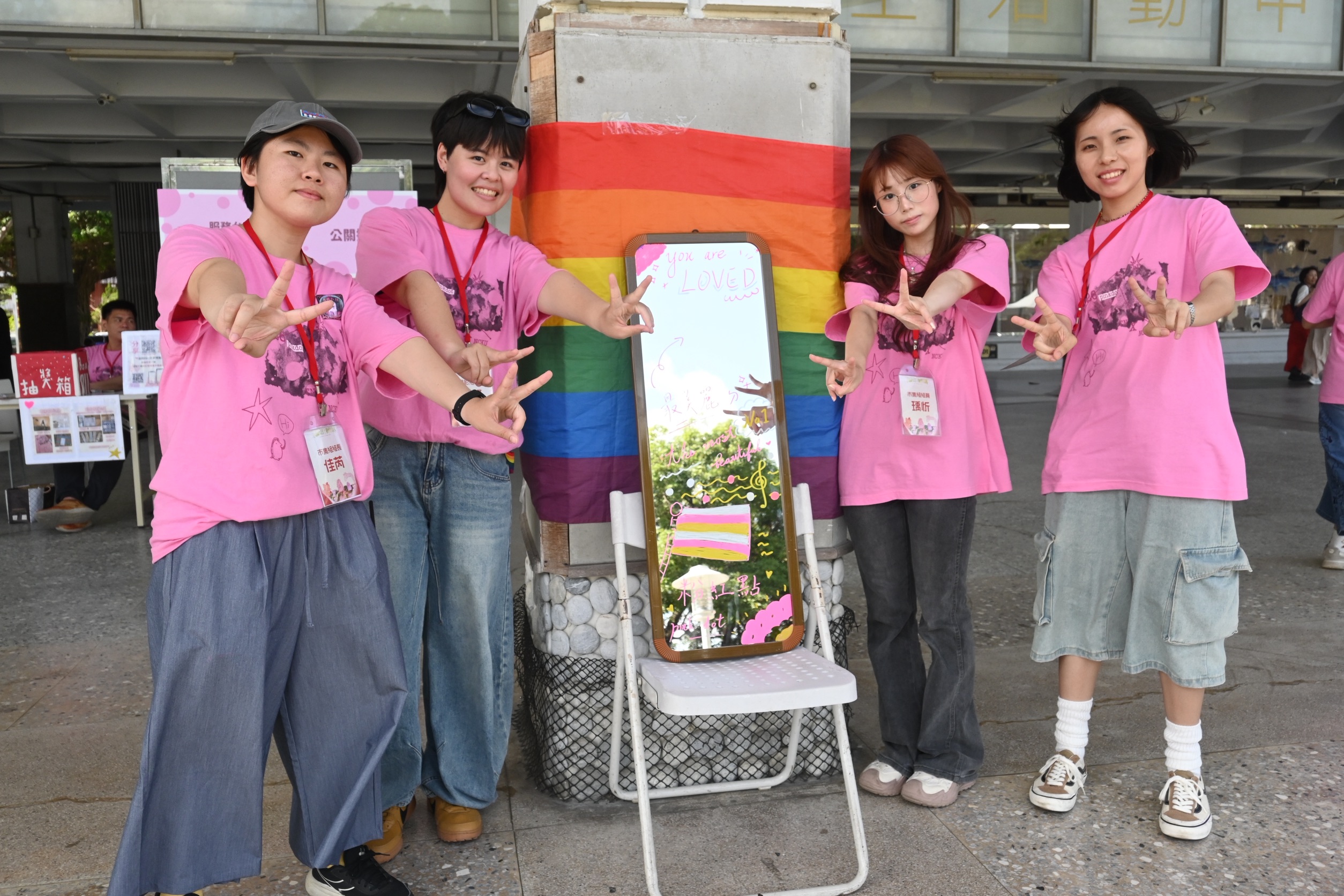 今（17）日是「國際不再恐同日」，2026第十二屆台南粉紅點 Pink Dot於國立成功大學光復校區活動中心前登場，吸引不少學生穿著粉色衣物前來參與活動