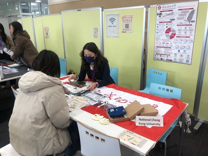 成功大學國際事務處吳敏嘉專員於國家重點領域國際合作聯盟留學展(UAAT Fair)向九州大學學生介紹成功大學交流計畫內容