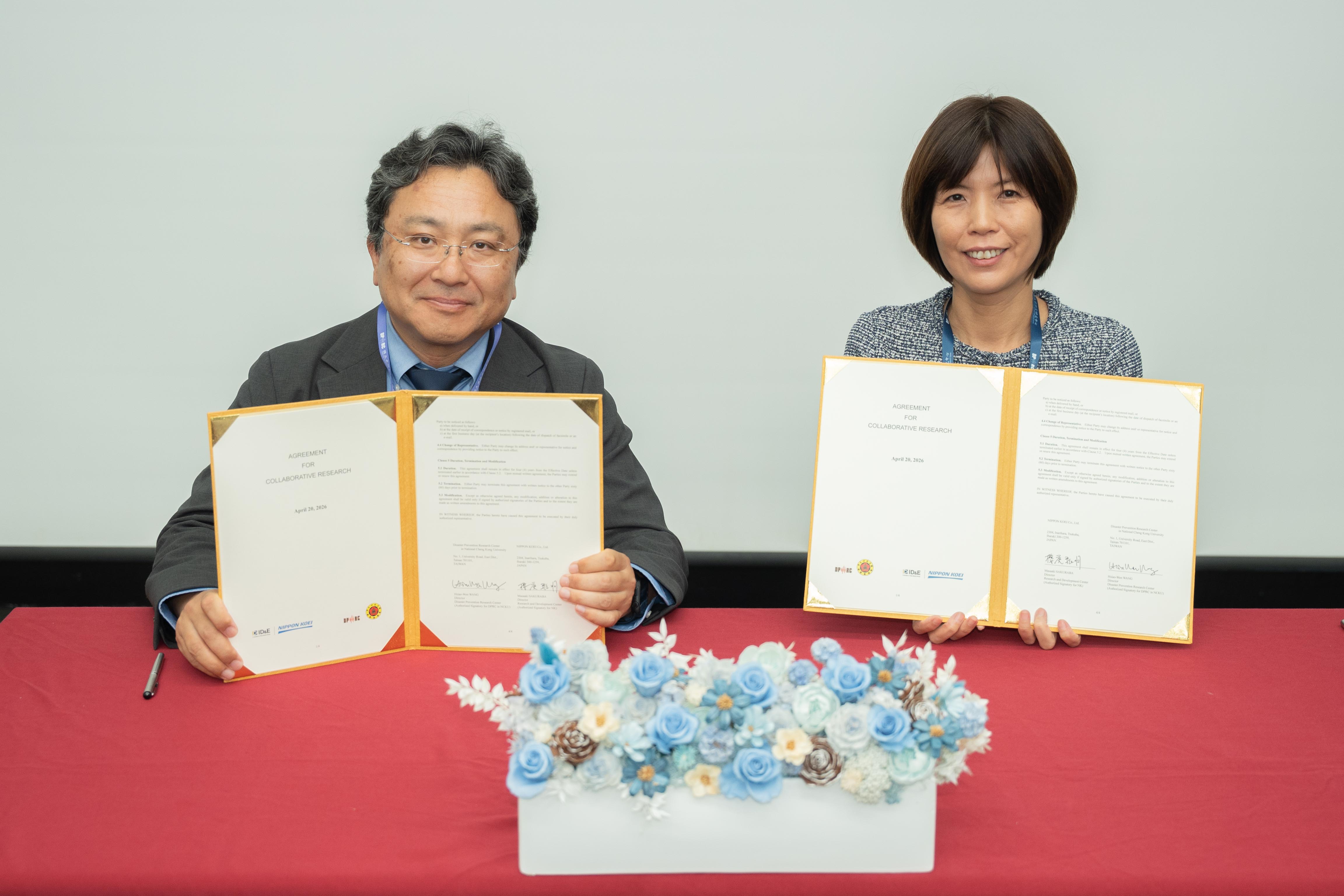 成大防災研究中心主任王筱雯（右）與日本工營中央研究所櫻庭雅明所長(左)簽署協議。雙方將共同開發監測技術，致力於將防減災研發成果導入產業應用，強化台日產學合作實務連結。
