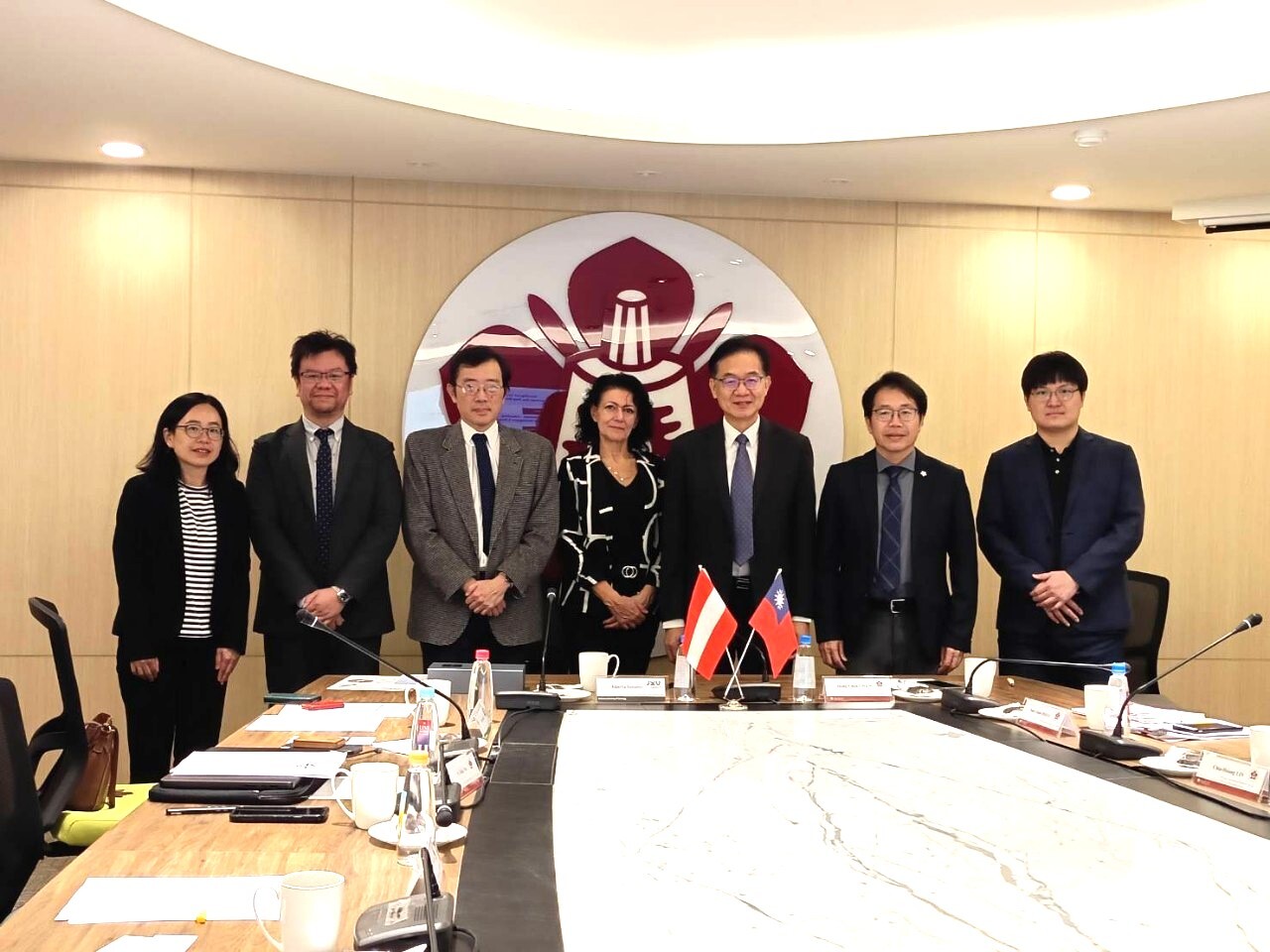 奧地利林茲大學副校長Alberta Bonanni(中)與成大代表合影