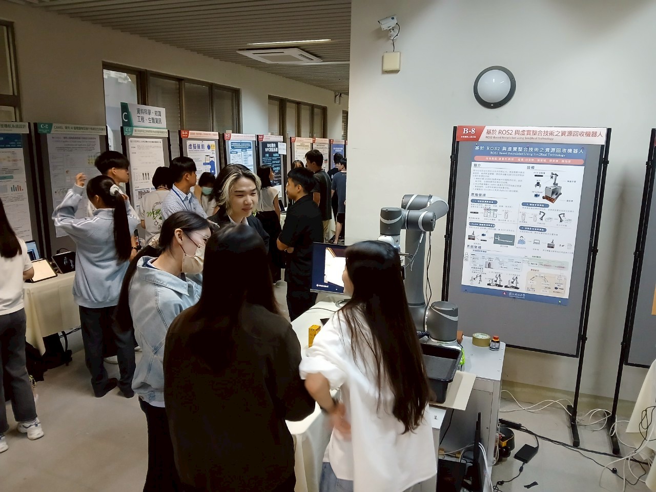 專題成果簡報發表(114年之展示會照片)