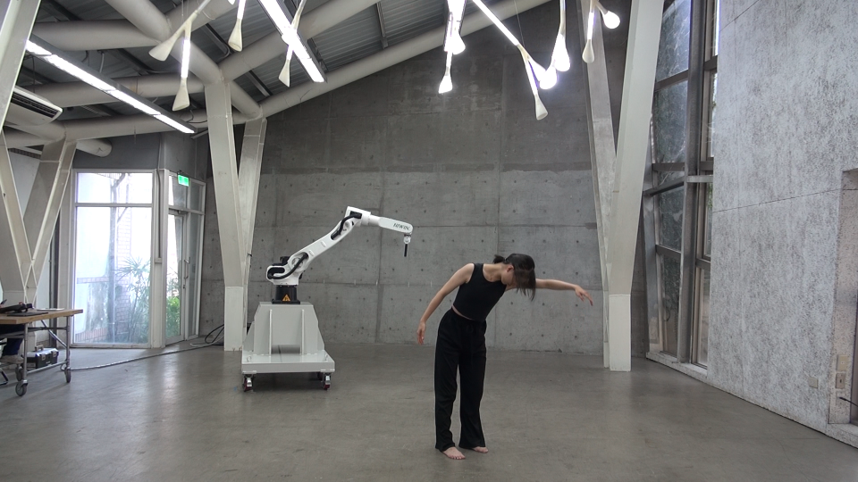 科技藝術舞者與機械手臂的互動演出
