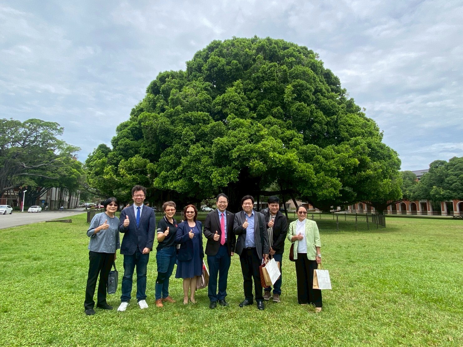 瑪布亞大學訪團參觀光復校區榕園