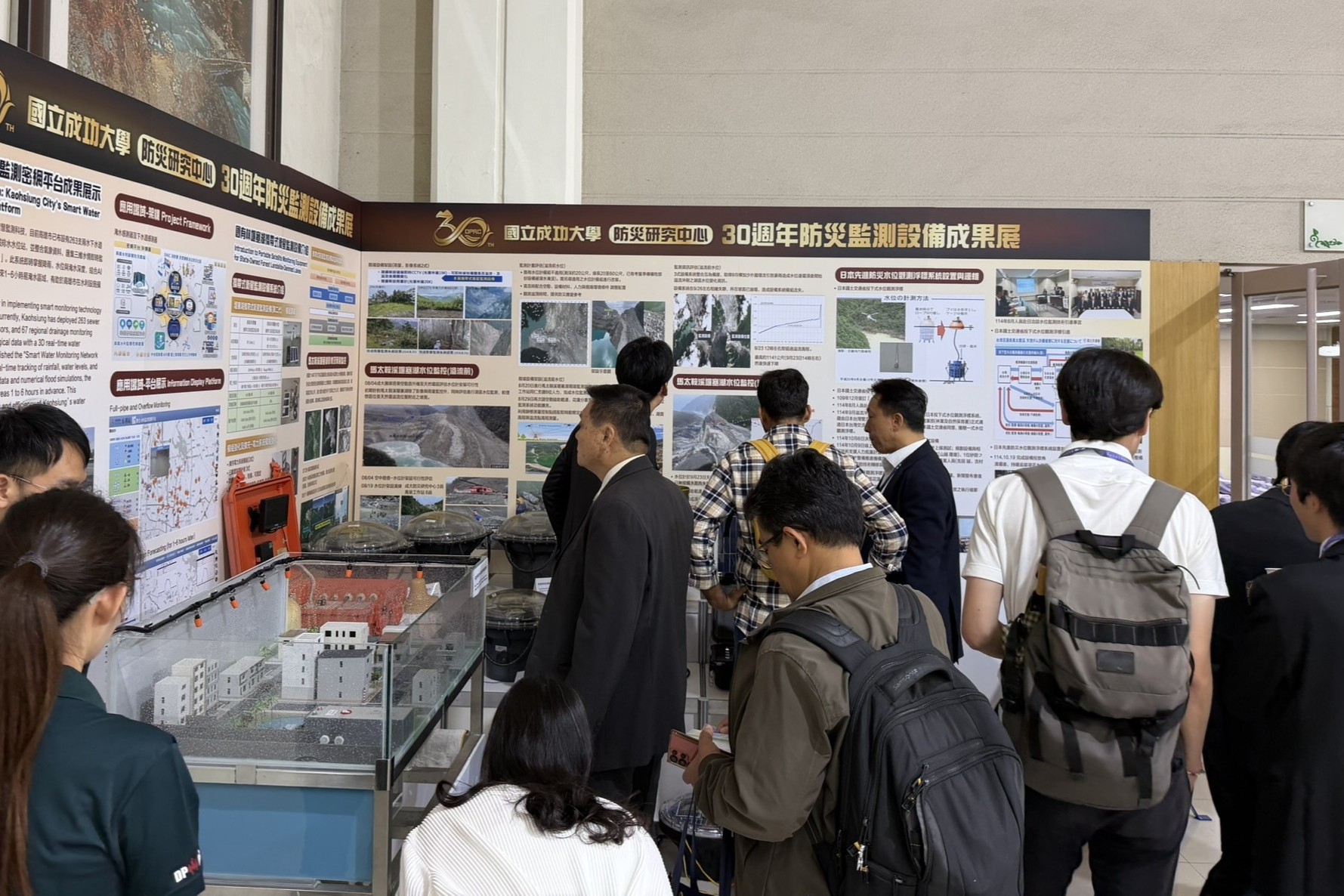 活動現場同步舉行 30 週年防災監測設備成果展，展示成大防災研究中心歷年研發及使用之防災監測技術設備。