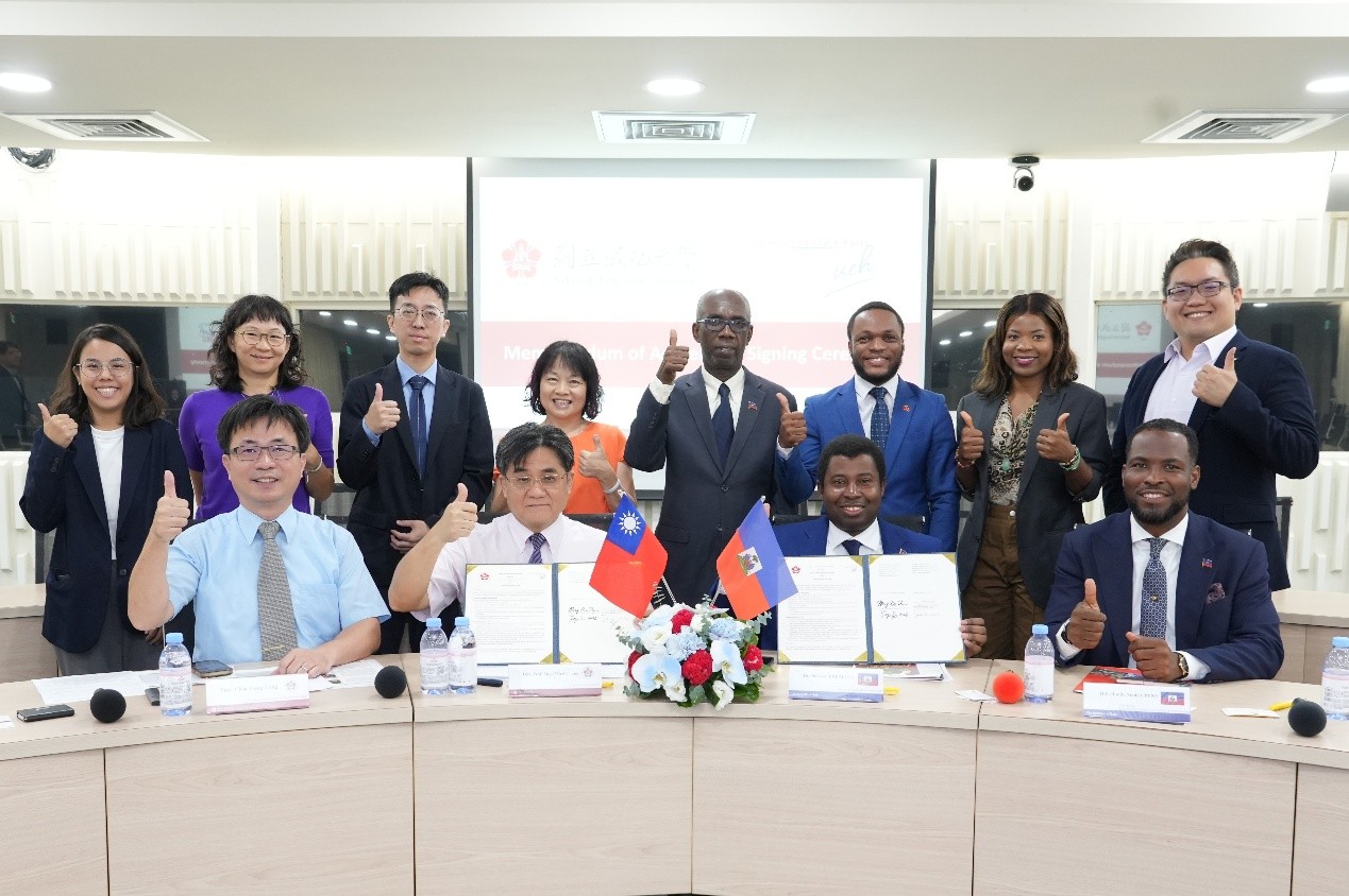 國立成功大學與海地國立大學（Université d’État d’Haïti, UEH）簽署合作備忘錄，雙方代表於簽署儀式後合影留念