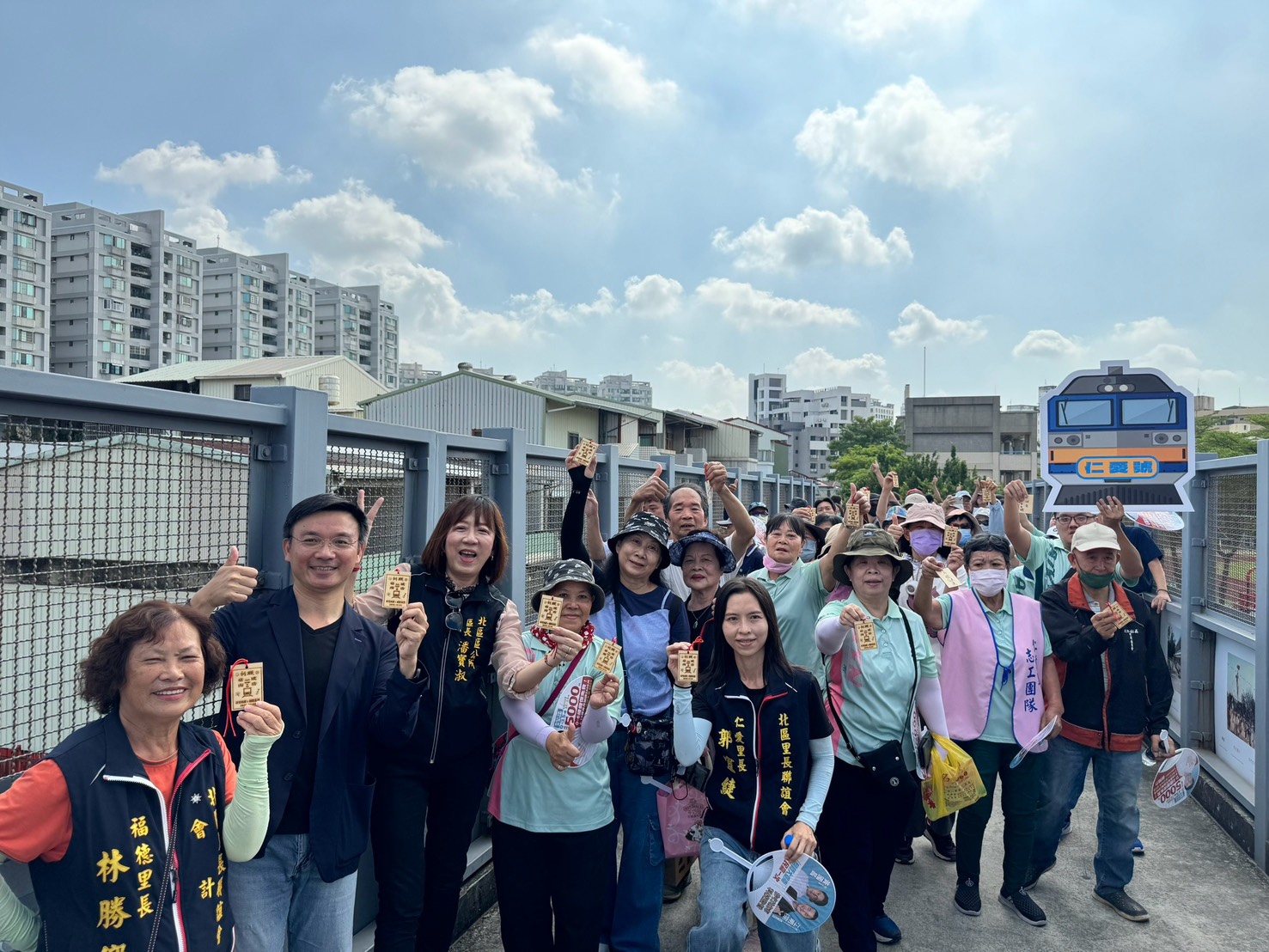 天橋上掛祈福牌,成大團隊將天橋佈置成記憶展場