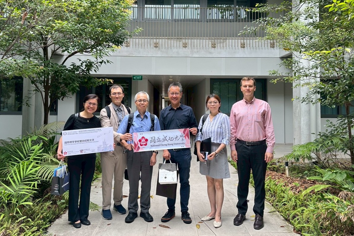 與建築系系主任Jeffrey Hou教授及都計所Filip Biljecki教授於重新造林的淨零建築中庭合影