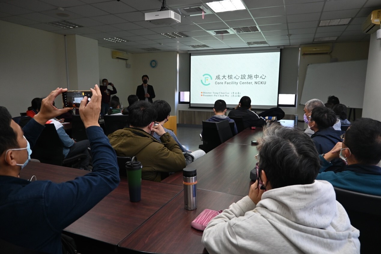 光電系吳品頡副教授帶領高中教師們參訪「成大核心設施」