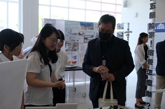 本次畢業展以「漫話」為主題,聚焦於人與城市之間的對話關係