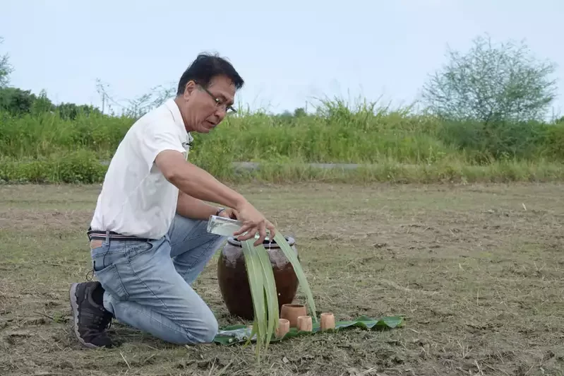 成大等團隊在台南佳里區進行考古挖掘，開挖前依傳統進行告靈儀式。圖／文資處提供