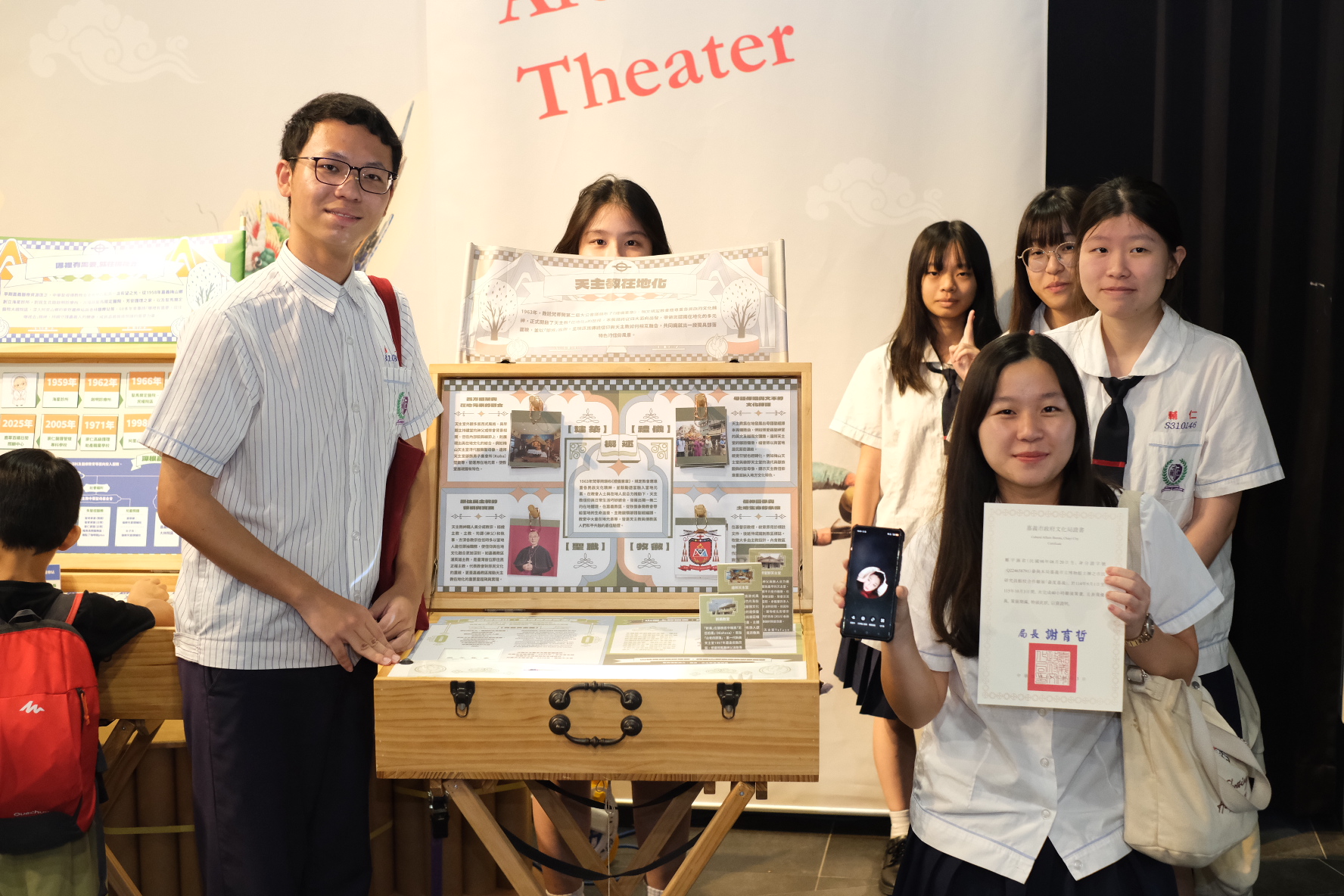 圖四：嘉義高中與天主教輔仁中學學生運用校內 3D 列印、雷雕等設備自行設計製作展件