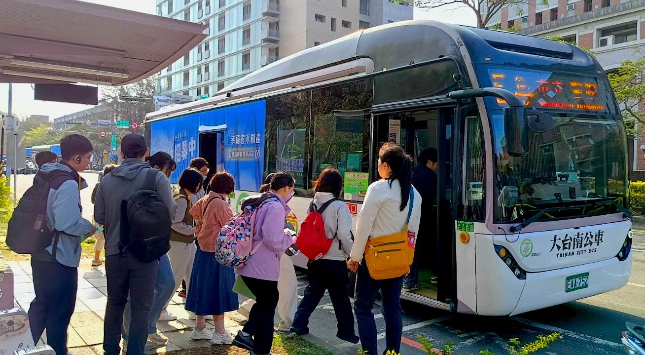 03_此次課程踏查與交流學習的亮點之一，為全程利用臺南市公車系統作為穿梭城市的媒介。