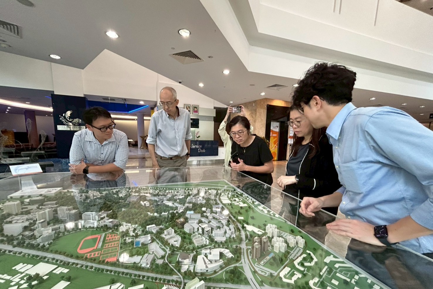 在建成環境系Jonathan Lian教授的帶領下，藉由模型了解新加坡大學的校園規劃