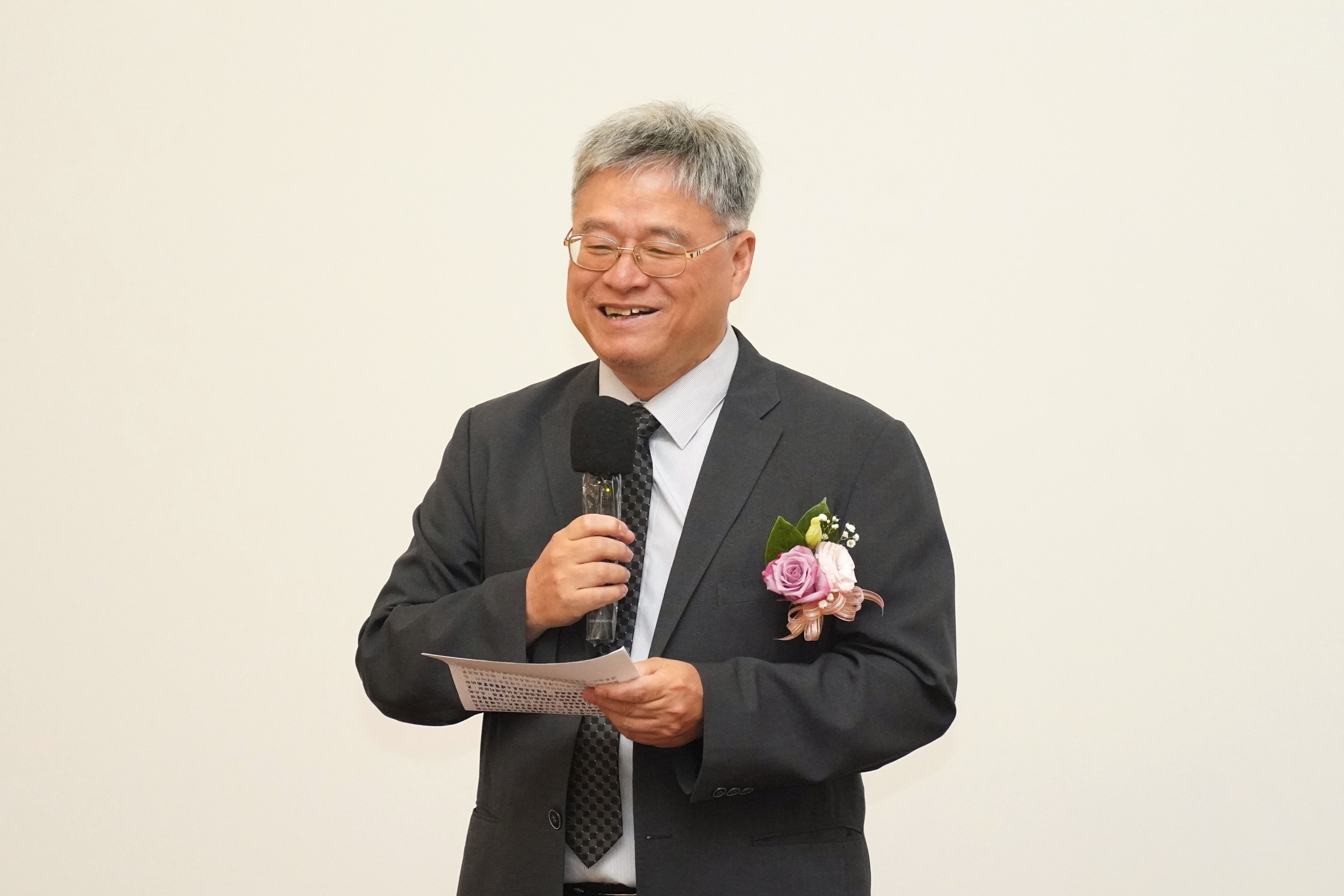 成大李永春副校長期許本期結訓的 50 位學員持續發揮醫療及永續管理專才，協助任職的醫療院所推展永續氣候行動，造福我國南部更多在地鄉親的健康福祉，落實永續醫療普惠目標