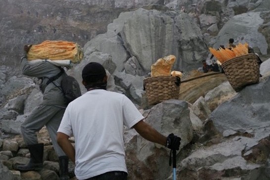 Ijen火山上的硫磺搬運工人