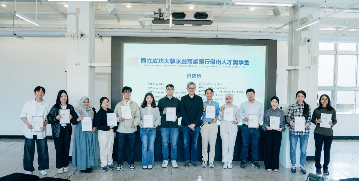 成大永豐獎學金獲獎研究生及未來智慧工場主任吳秉聲助理副校長