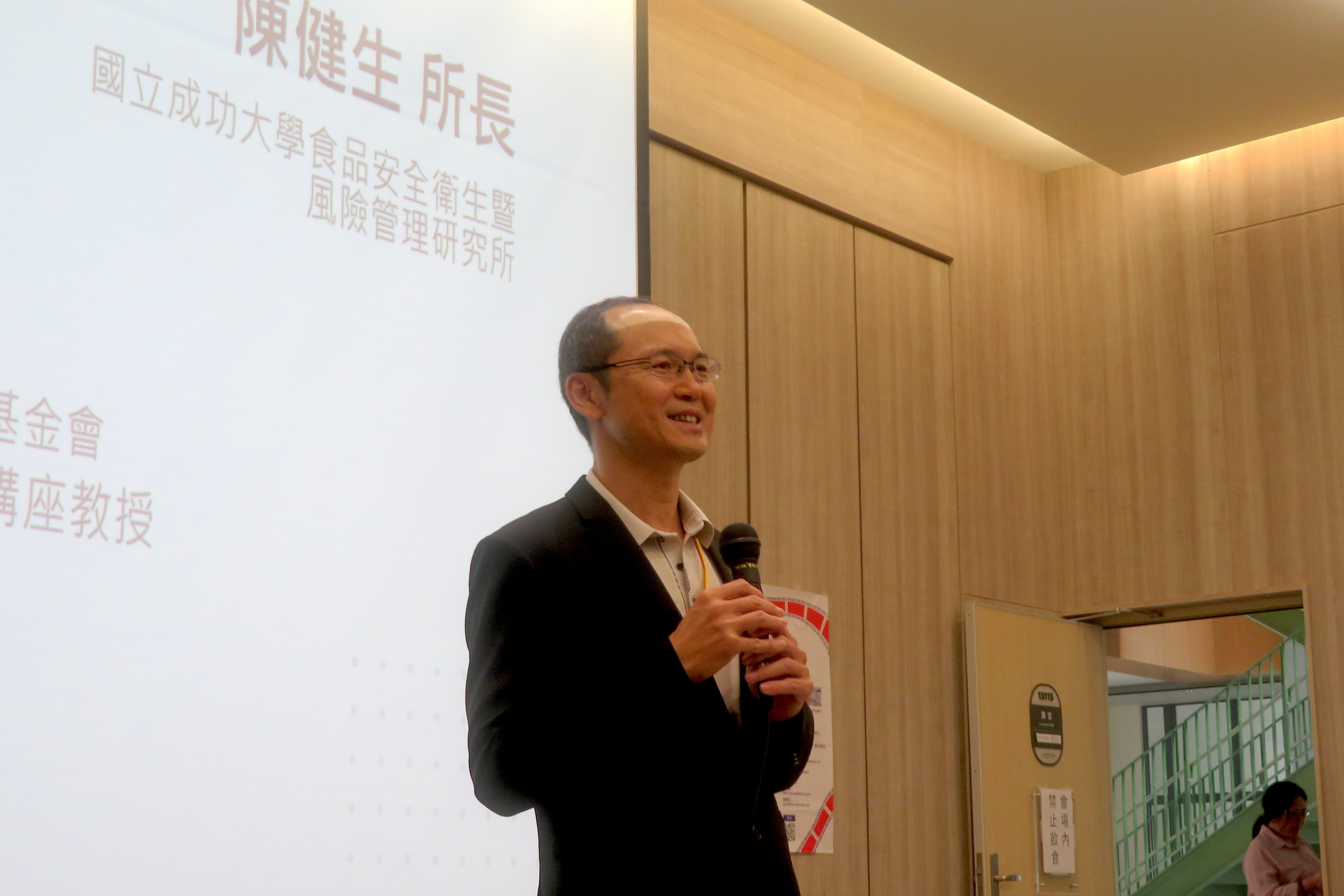 成大食安所陳健生所長盼透過座談傳播正確食安觀念，並勉勵在場學生未來能成為食安的推動者
