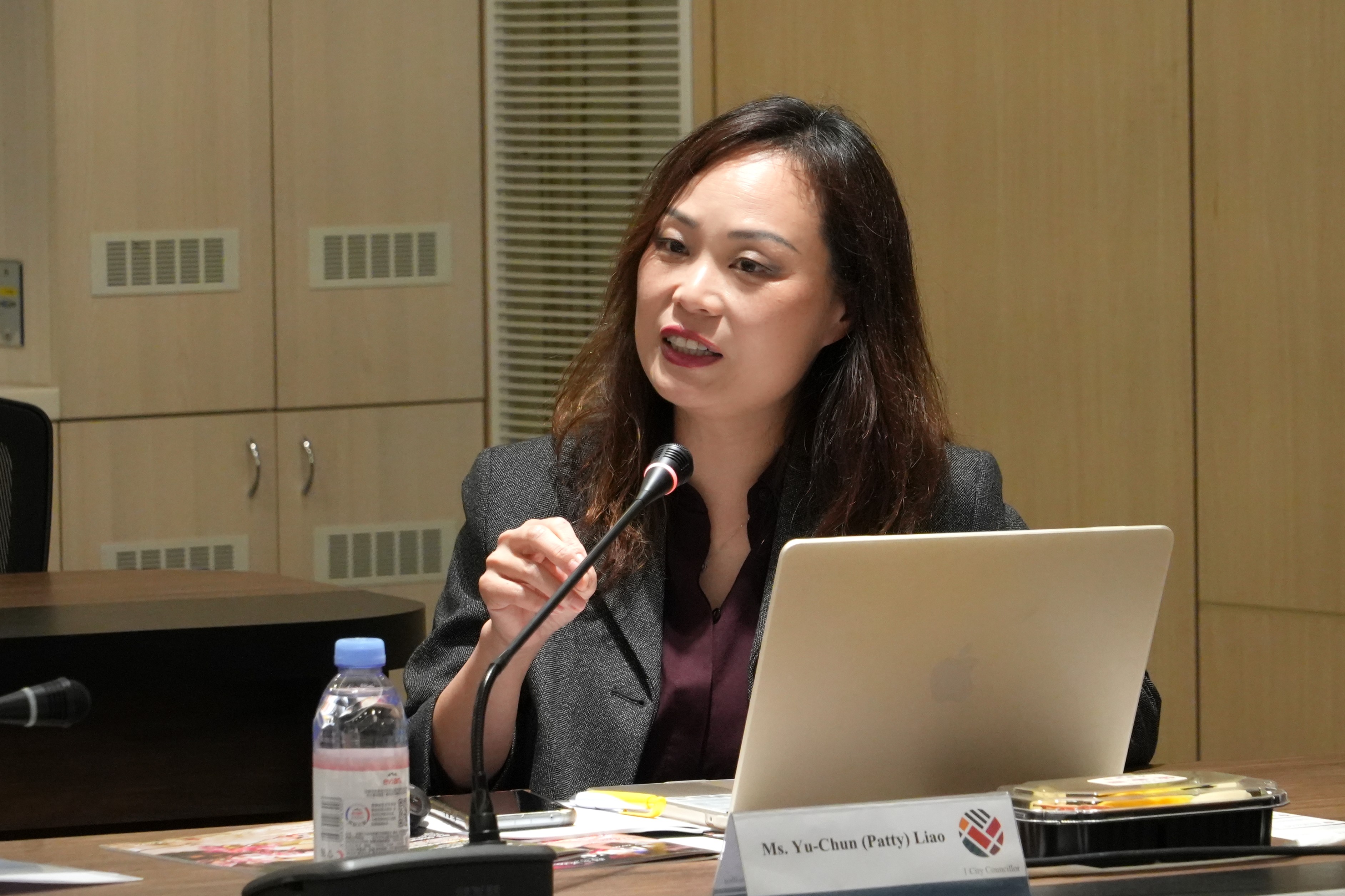 比利時魯汶市市議員廖祐均介紹魯汶市及未來可能之合作
