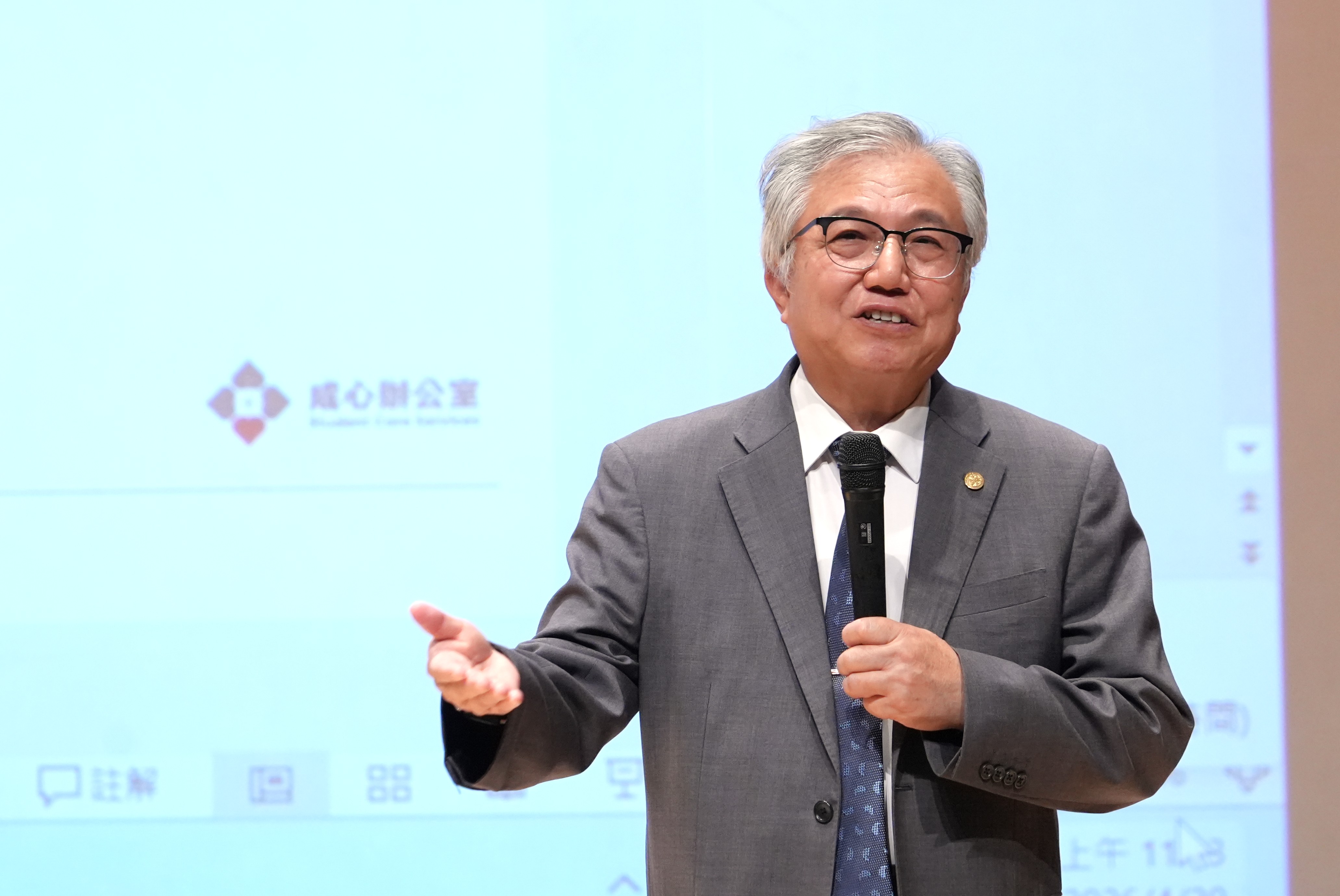 李俊璋副校長代表沈孟儒校長出席，首先向悉心陪伴學生的老師及系所／學位學程承辦人員表達誠摯感謝