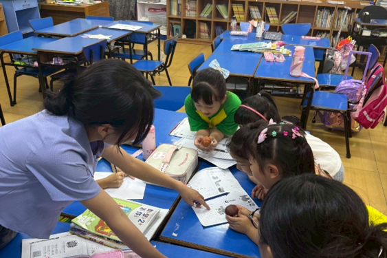 除中學部觀課外,實習生也至小學部低年級觀察其學習中文之方法