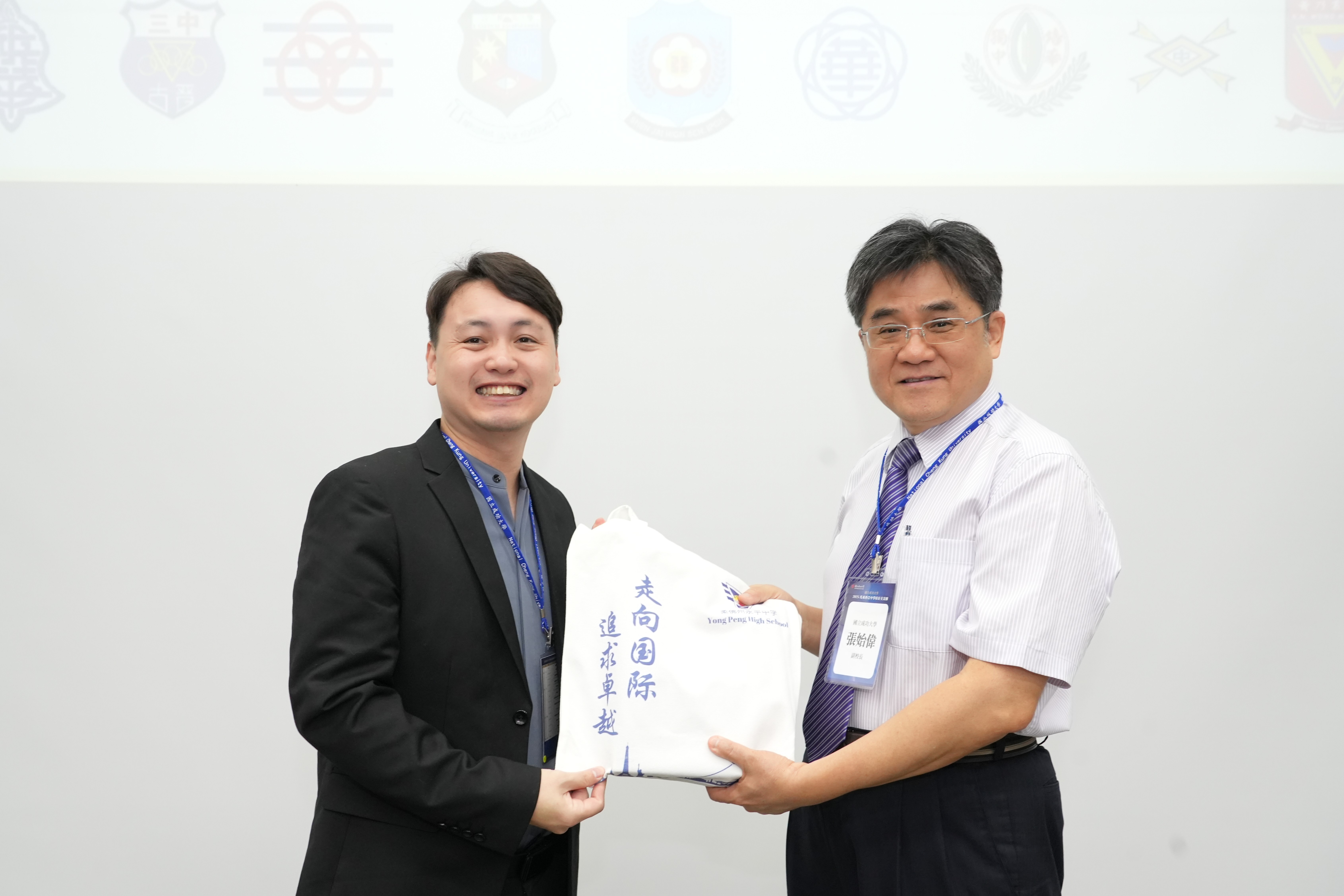 成大副校長張始偉(右)熱烈歡迎「大馬校長交流團」訪團蒞臨並代表簽署合約,會後依序與 21 所中學訪團代表合影