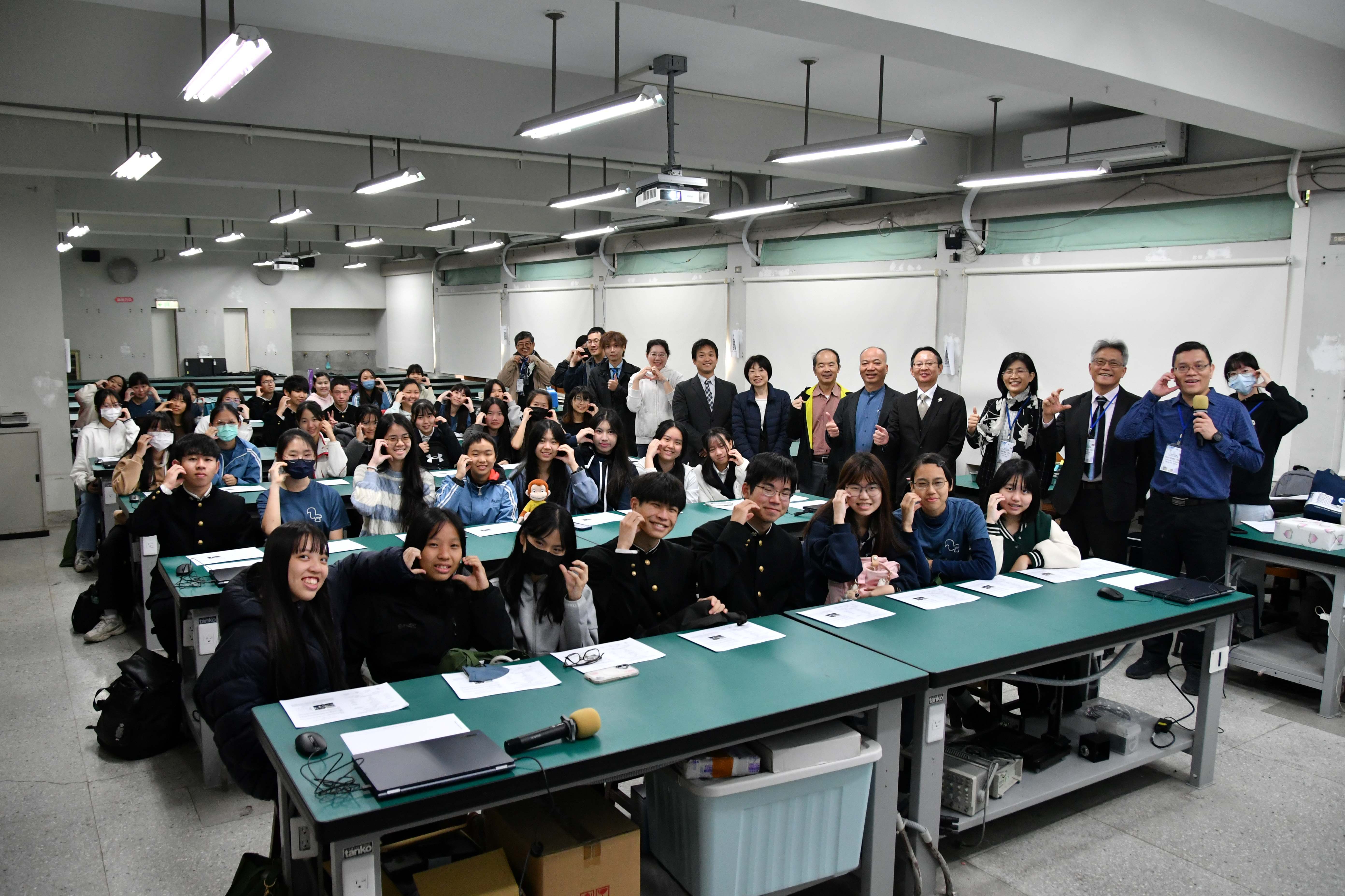 跨國科學交流再登場，成大科教中心 12 月 20 日與 30 位臺南女中、9 位日本龍野高校學生一起玩物理實驗體驗 AI