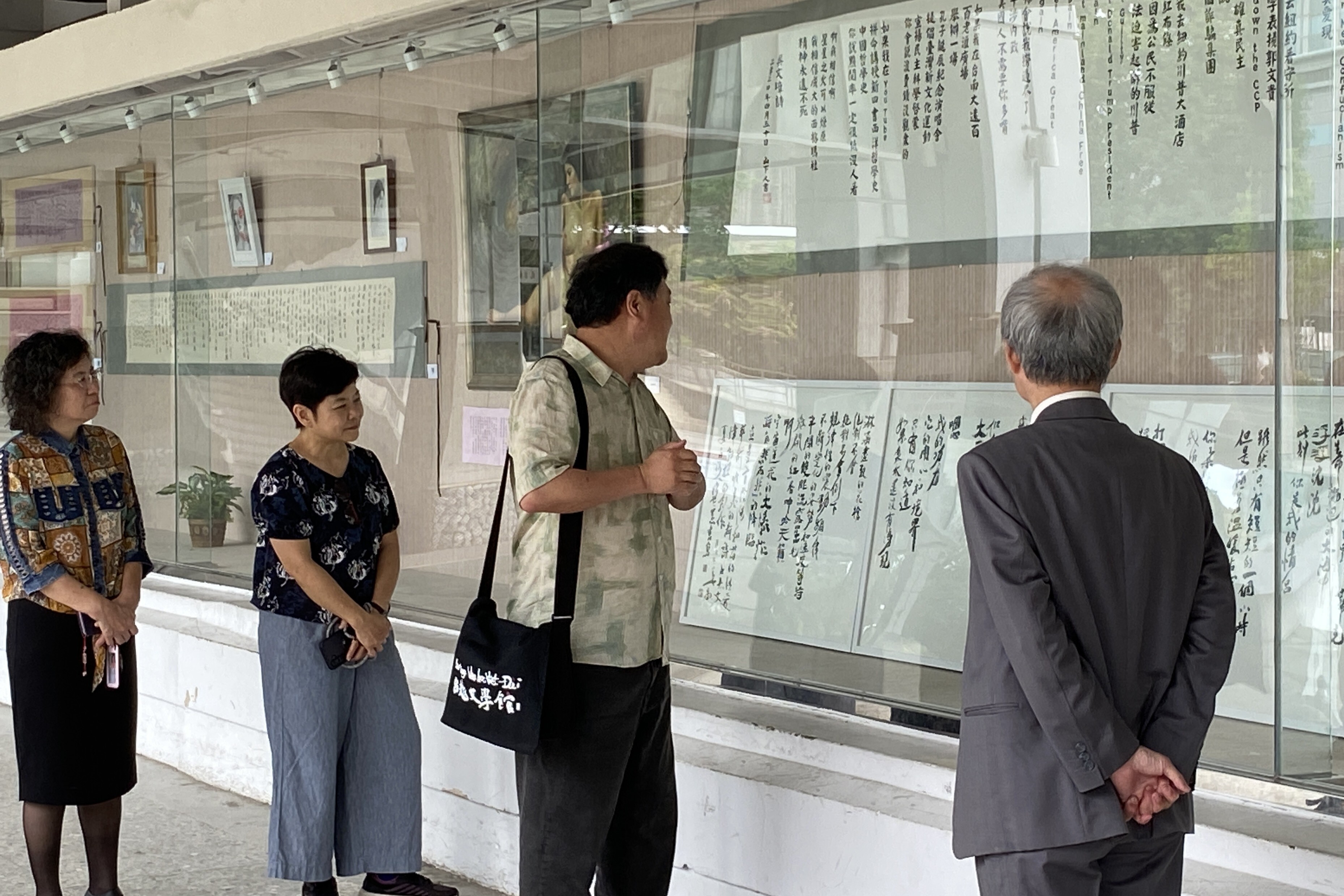 開幕式現場觀眾一同駐足欣賞新詩結合意象書法呈現意境的作品