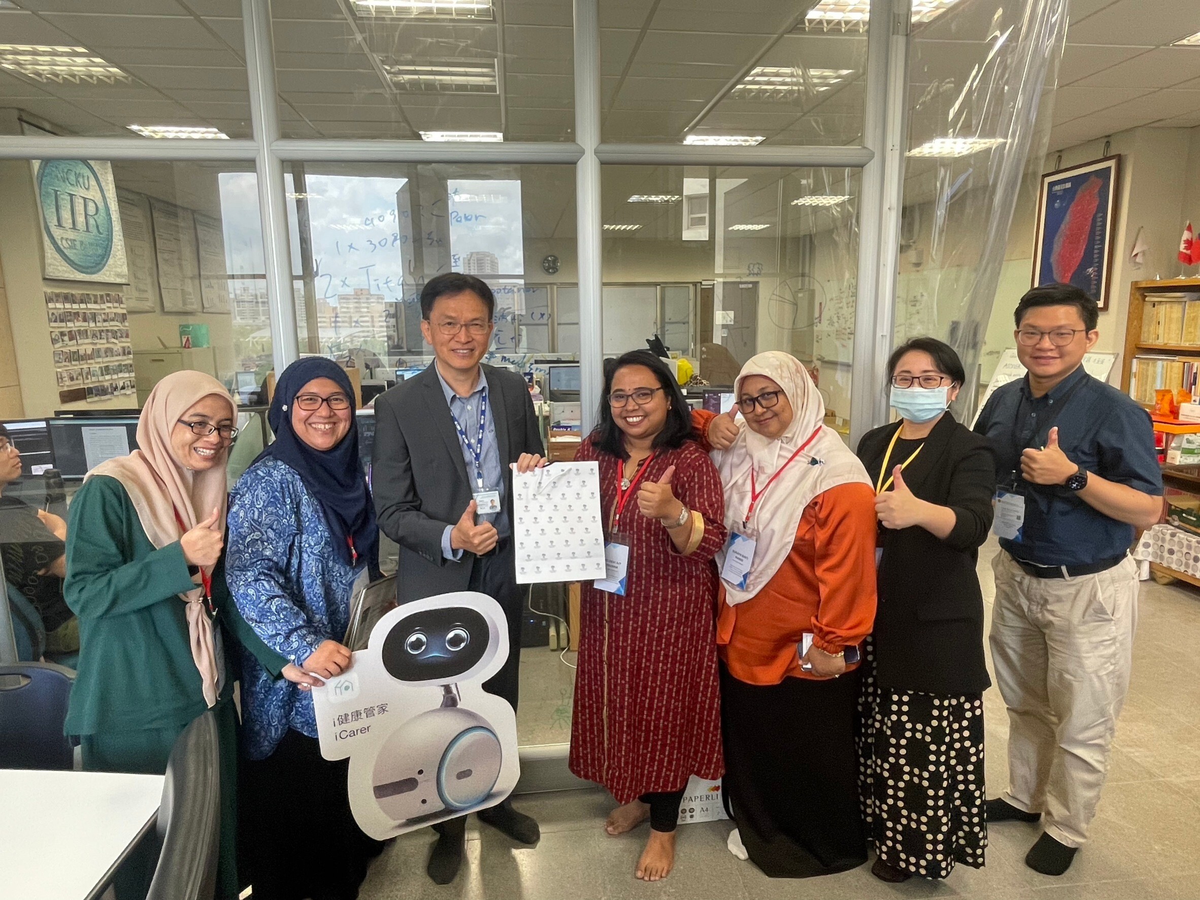 馬來西亞大學團隊參觀成大醫院健康數據中心執行長蔣榮先特聘教授（左三）的智慧型資訊擷取實驗室