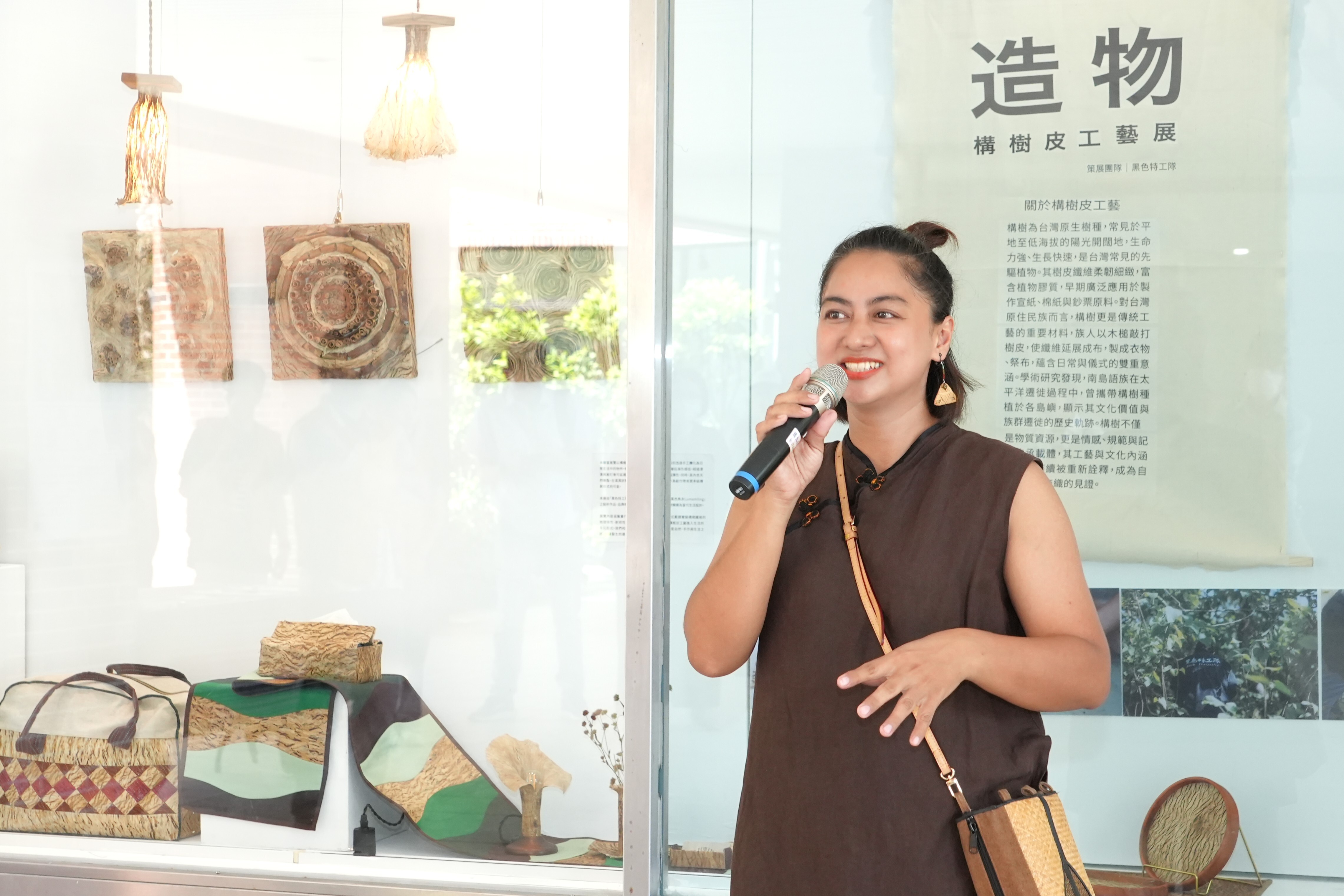 「黑色特工隊」主理人王雅蘭老師表示,本次展出《造物》、《土感造光》2 大主題,作品原料取材自原民文化重要的自然媒材「構樹纖維」,精彩呈現出學員透過自然媒材結合生活智慧與藝術的創作成果