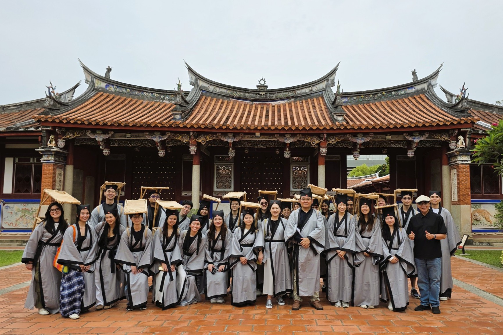 新加坡師生實地走訪台南孔廟，穿上古時書生服，揹上竹簍，感受獨特的文化體驗