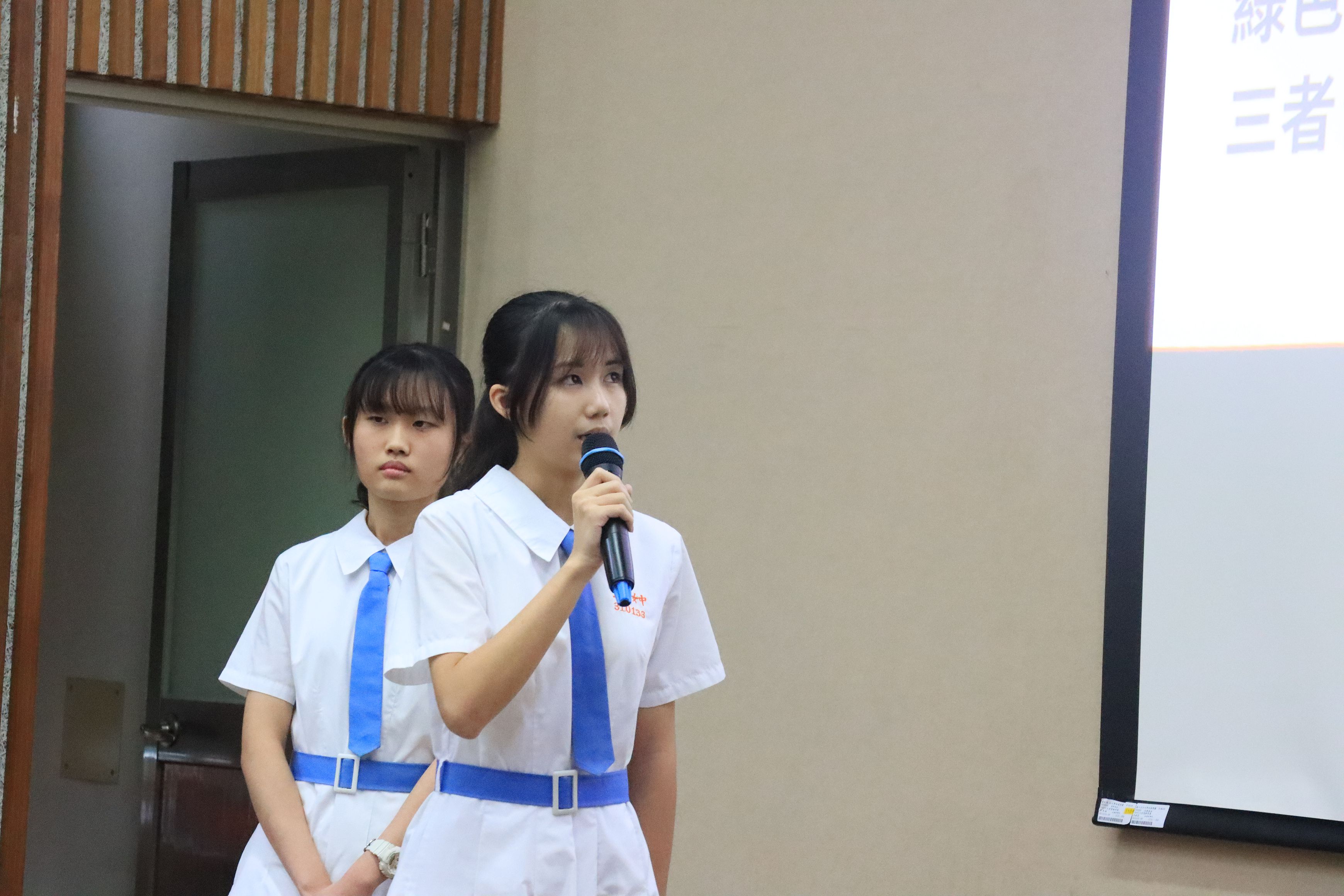 聖功女中的學生正對於運動鞋的願付價格進行分析說明