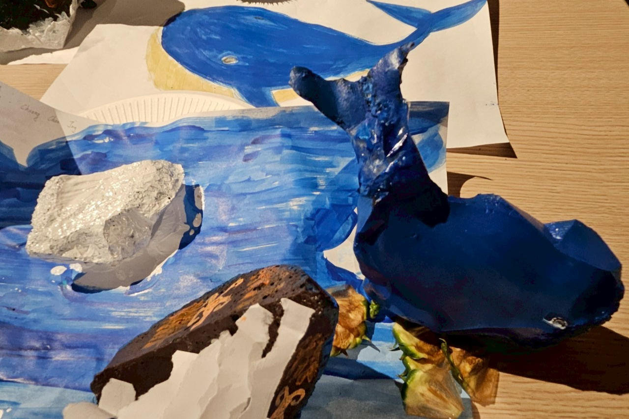 課堂中,學生學習如何將植物色素、工業廢料轉化為色料與創作媒材,進一步與 AI 生成技術互動,創造出兼具視覺張力與環境反思的作品