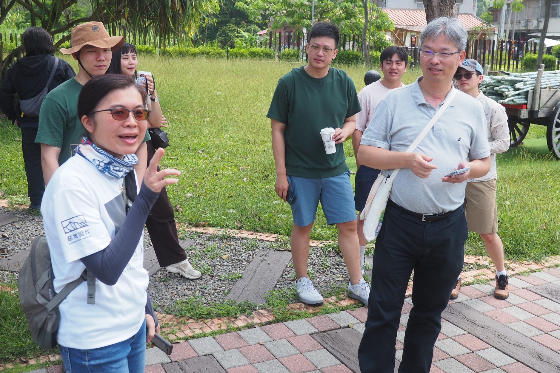 「惡地協作」計畫主持人張秀慈教授(前左)與出身於左鎮的政治大學帶隊老師王信實教授(前右)深度交流，深化跨校交流的意義與連結