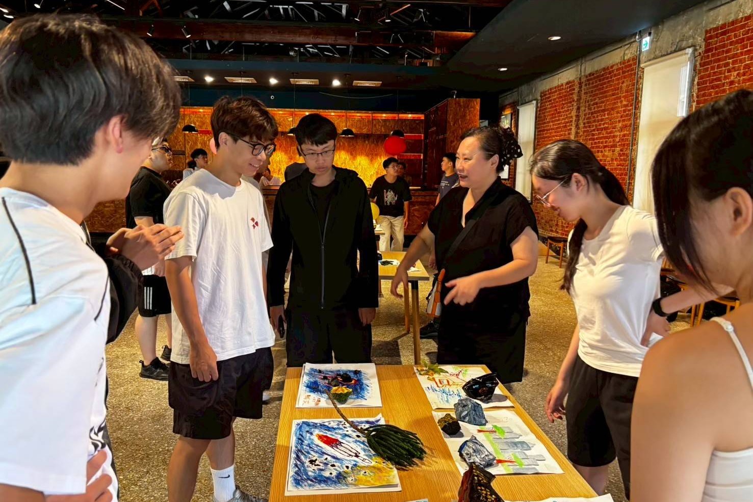 課程打破傳統「藝術單一媒材」與「科技實作」的框架,將藝術創作、表演藝術、生物多樣性觀察、數位科技(如 AI 生成技術)與淨零碳排議題整合為一體