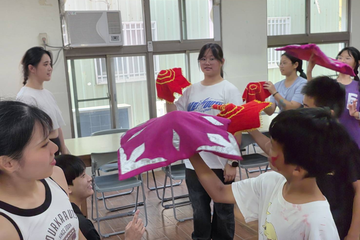 透過「戲曲創意」、「扯鈴體驗」、「肢體律動」及「轉毯技藝」等多元課程,引領學童在假日中接觸傳統戲曲與民俗藝術