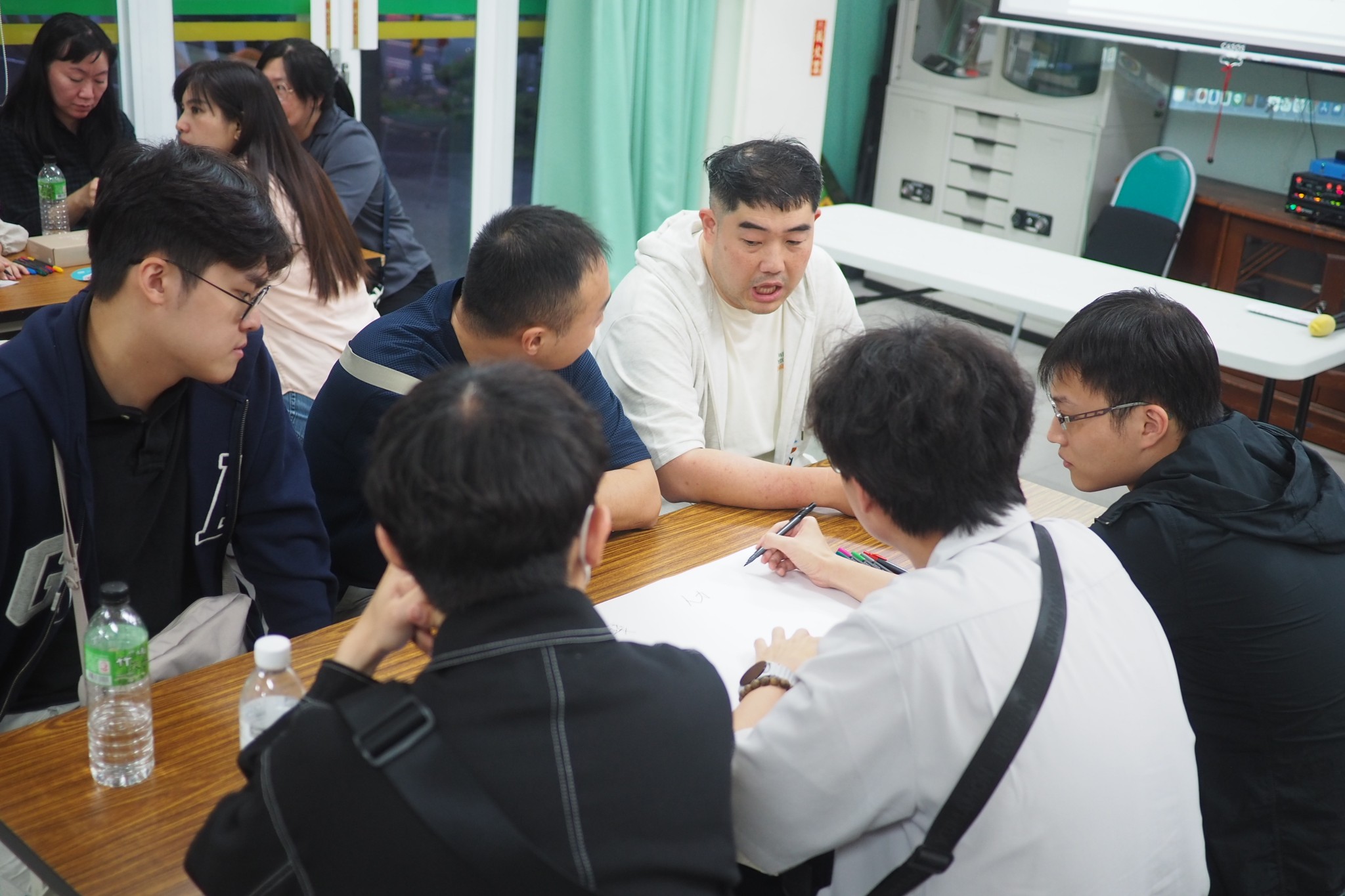 參訪師生透過聲音與影像立體感受南美里社區的生命故事與計畫實踐歷程，並深入討論
