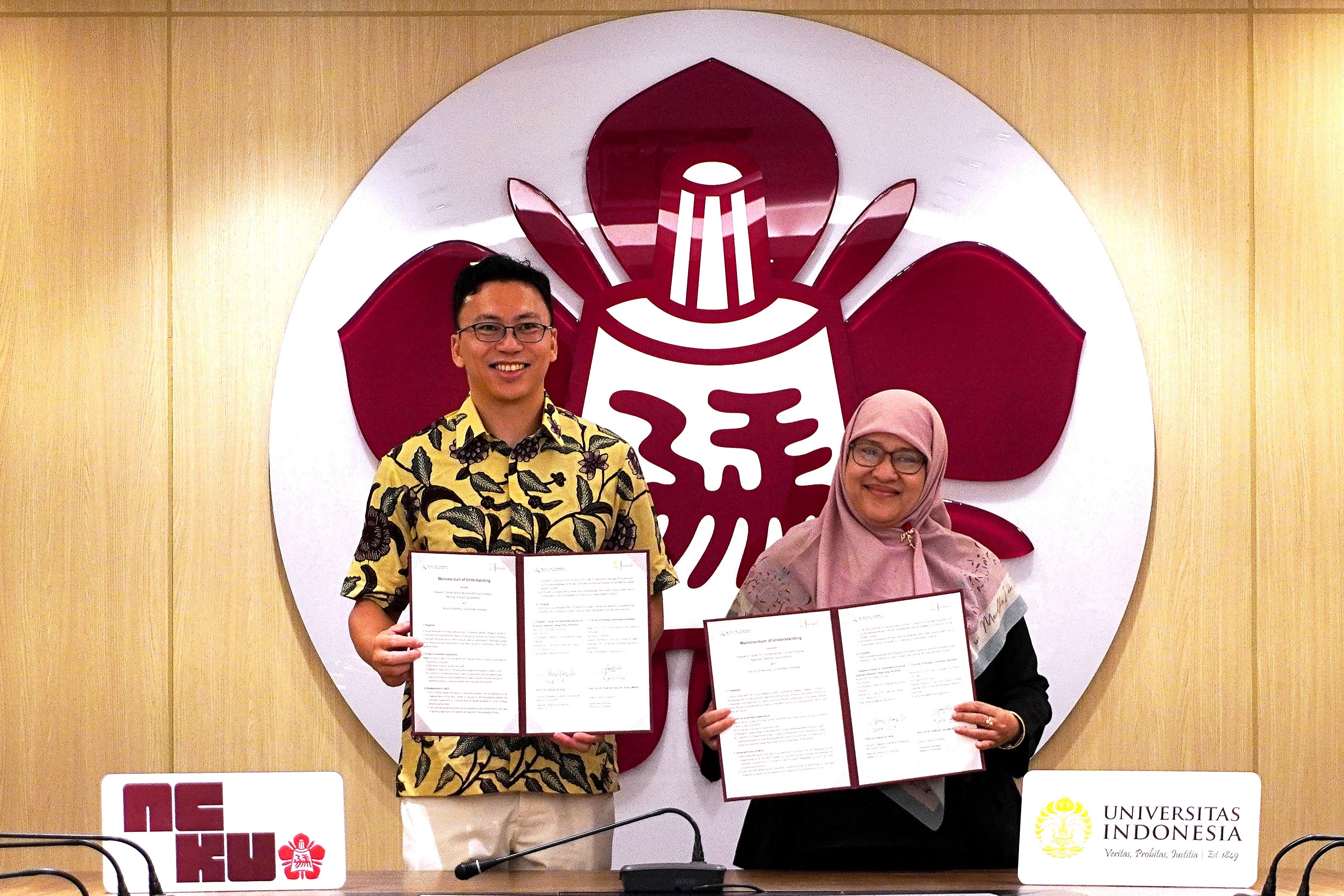 成大人社中心主任楊政達（左）與印尼大學護理學院院長 Prof. Dr. Tutik Sri Hariyati（Prof. Roro）代表雙方簽署合作備忘錄