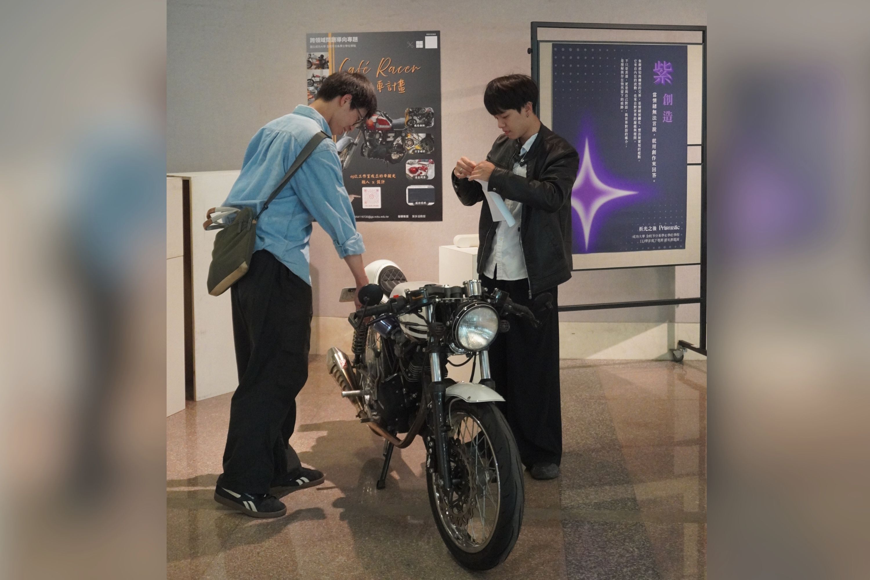 本展包含實體裝置品及展場互動體驗,其中「Café Racer手工車計畫」將整輛車牽入圖書館地下展區實體展出,為展場一大亮點