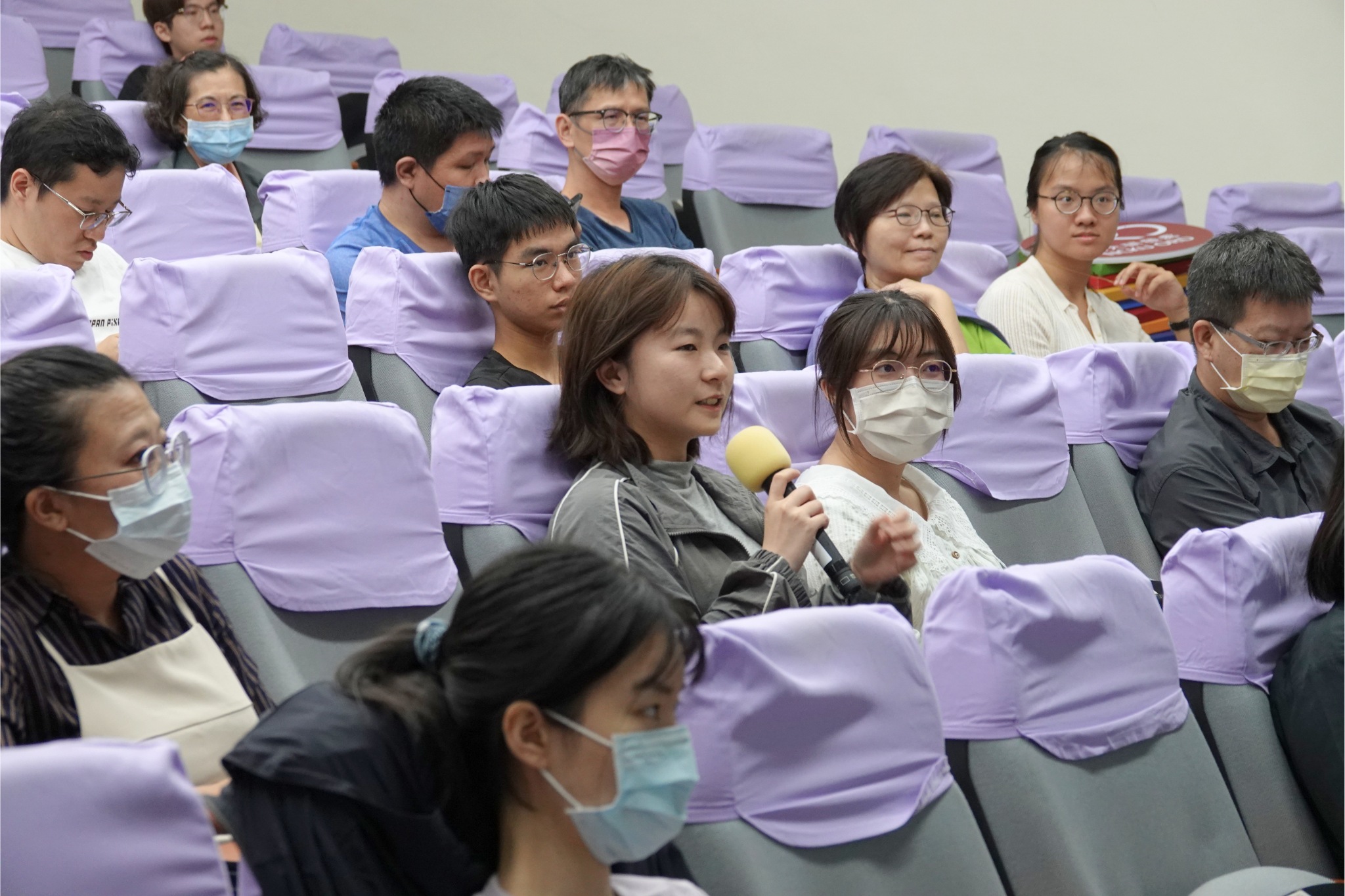 與會師生踴躍提問，互動熱烈