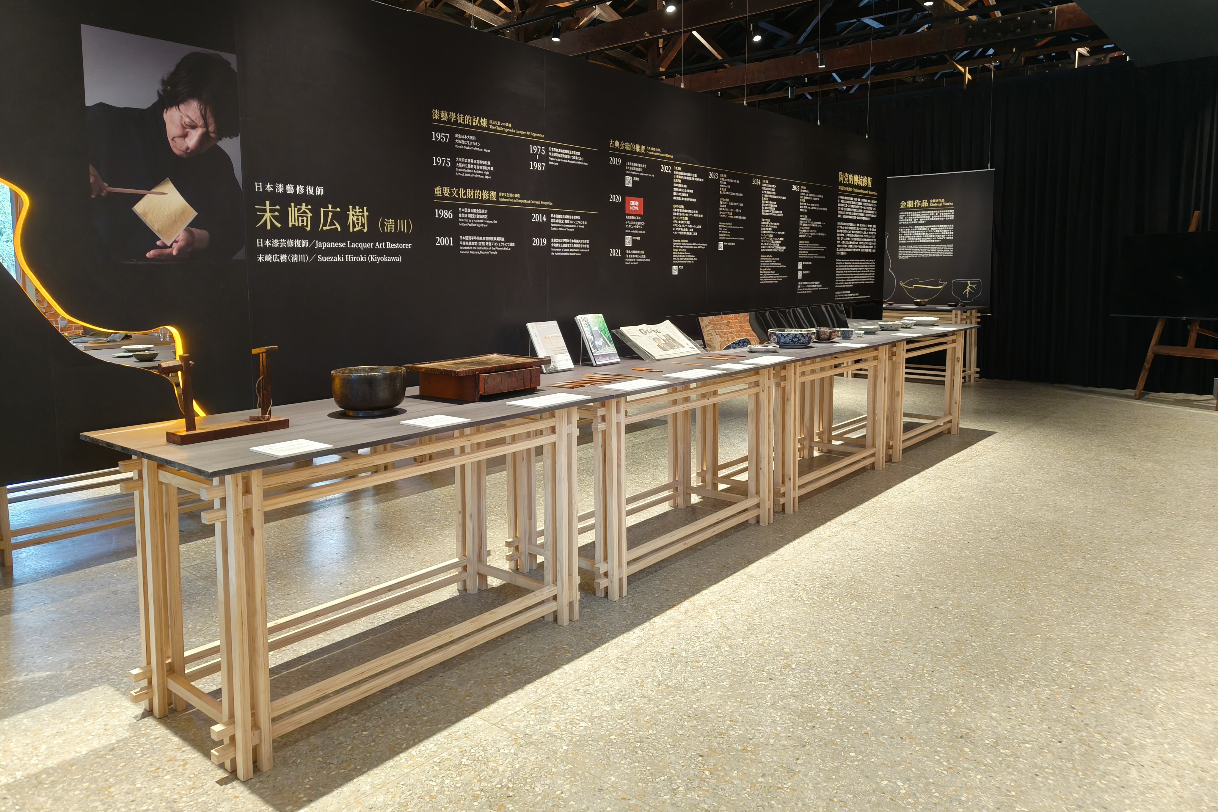 現場展出臺日金繼工藝修復的陶瓷作品。漆藝修復大師末崎広樹（清川）12 月 3 日中午將駐館展示交流；下午則於成大鳳凰講座演講