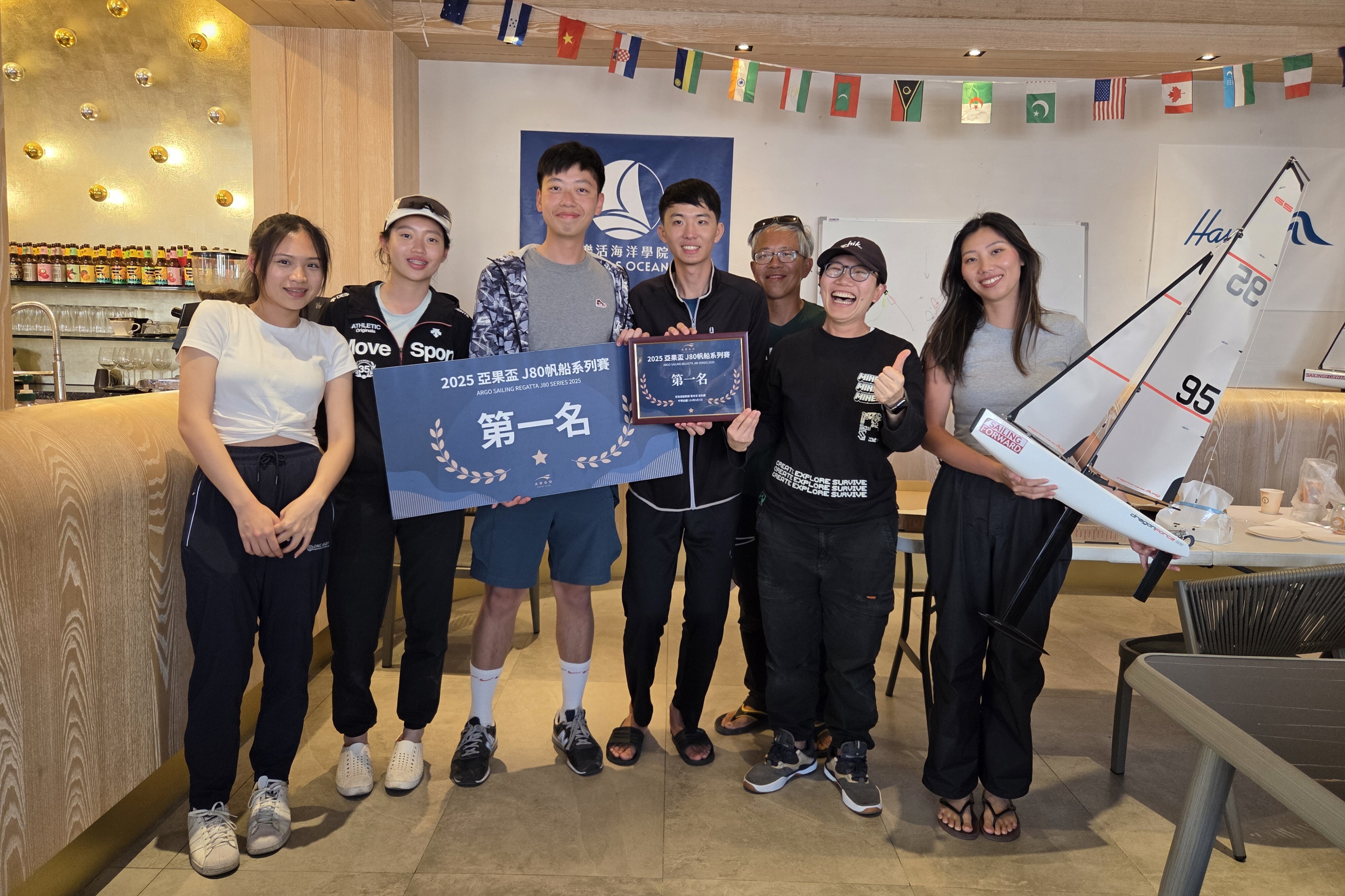 成大與臺大組成的隊伍默契優良2025年獲得亞果J80帆船比賽第一名